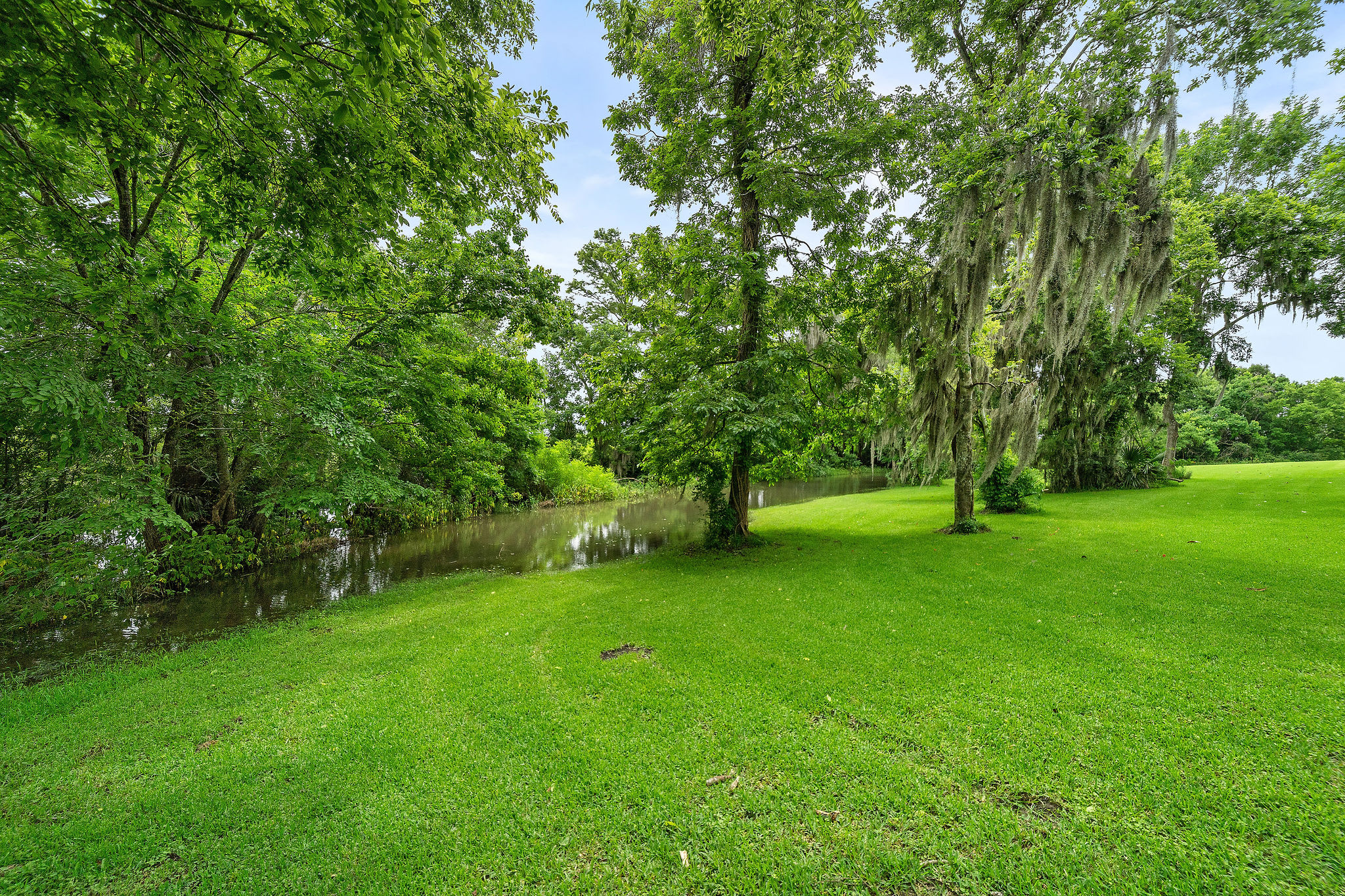 Riverfront Retreat w/ Decks & Views - Foto 23