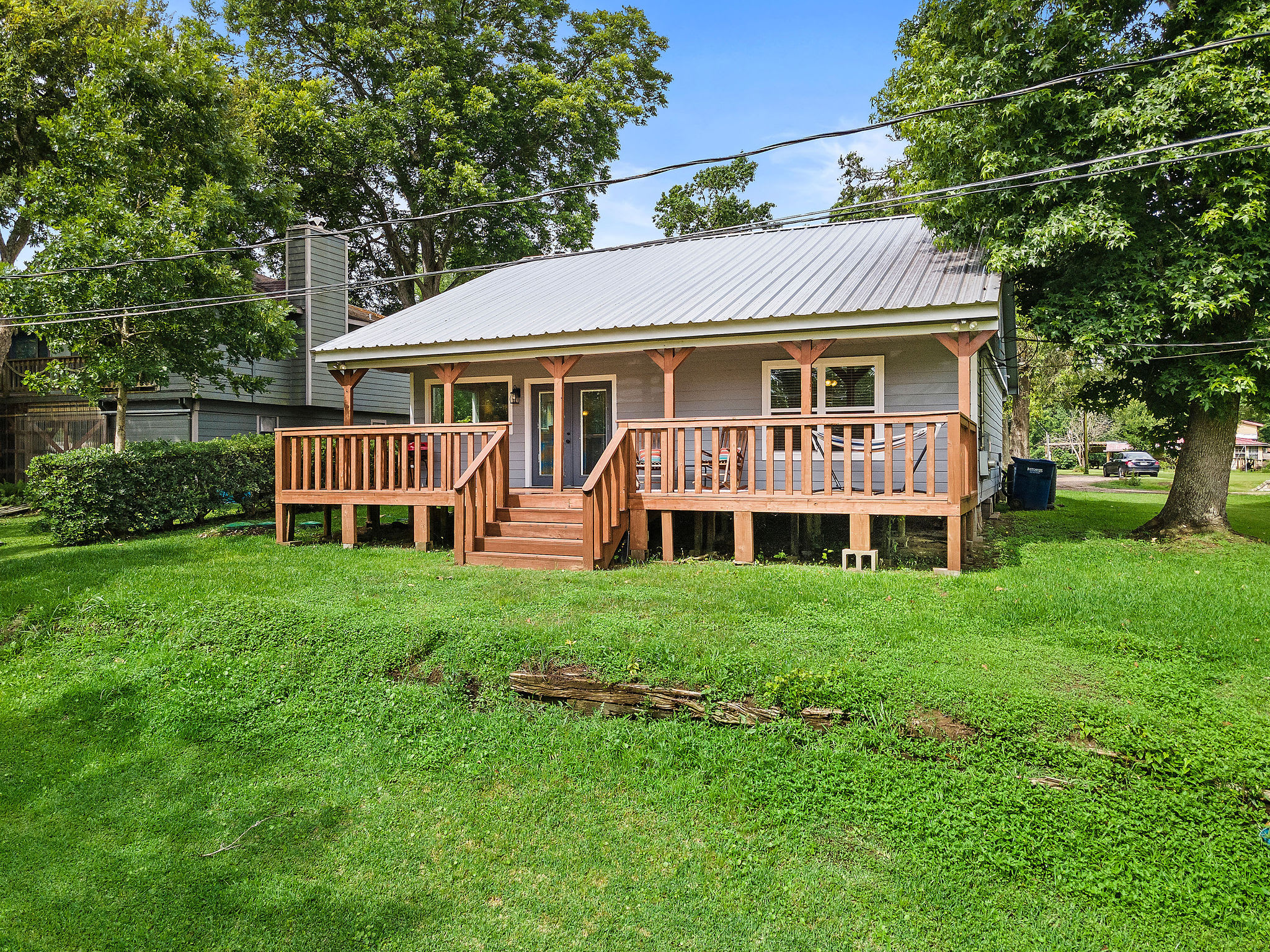 Riverfront Retreat w/ Decks & Views - Foto 3