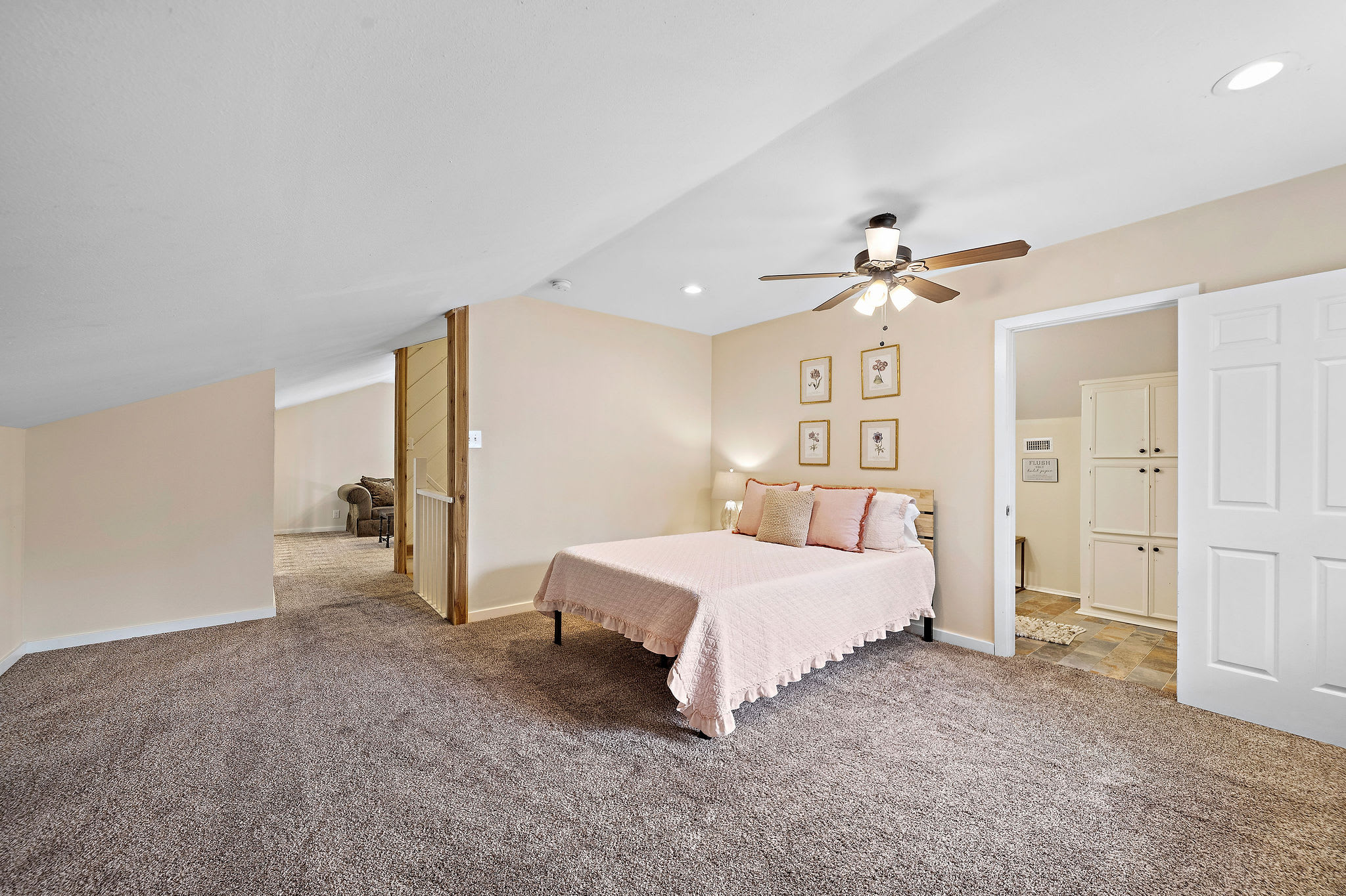 Riverfront Retreat w/ Decks & Views - Foto 18