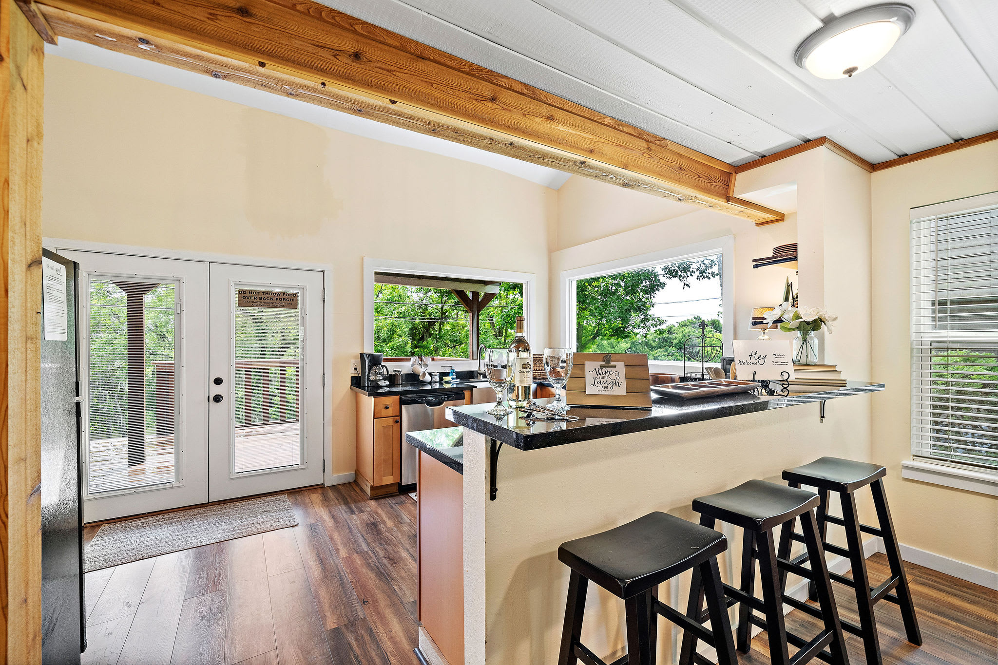 Riverfront Retreat w/ Decks & Views - Foto 6