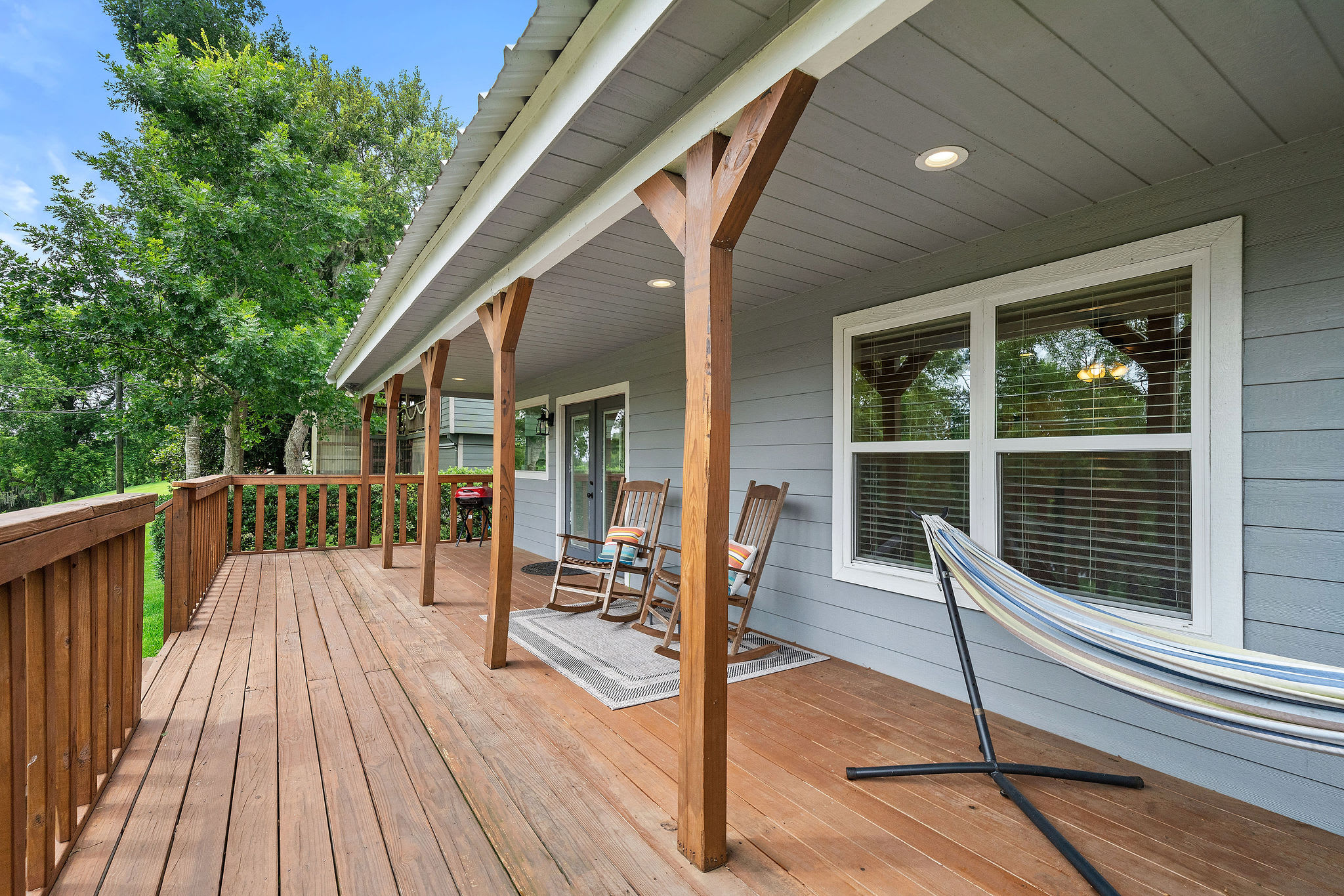 Riverfront Retreat w/ Decks & Views - Foto 10