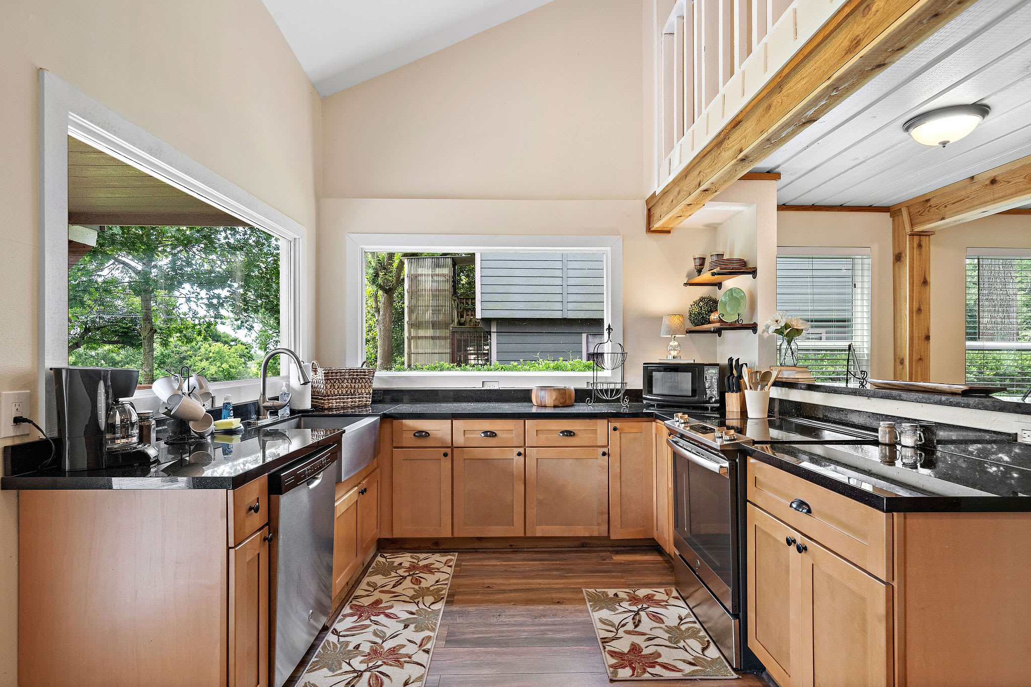 Riverfront Retreat w/ Decks & Views - Foto 13