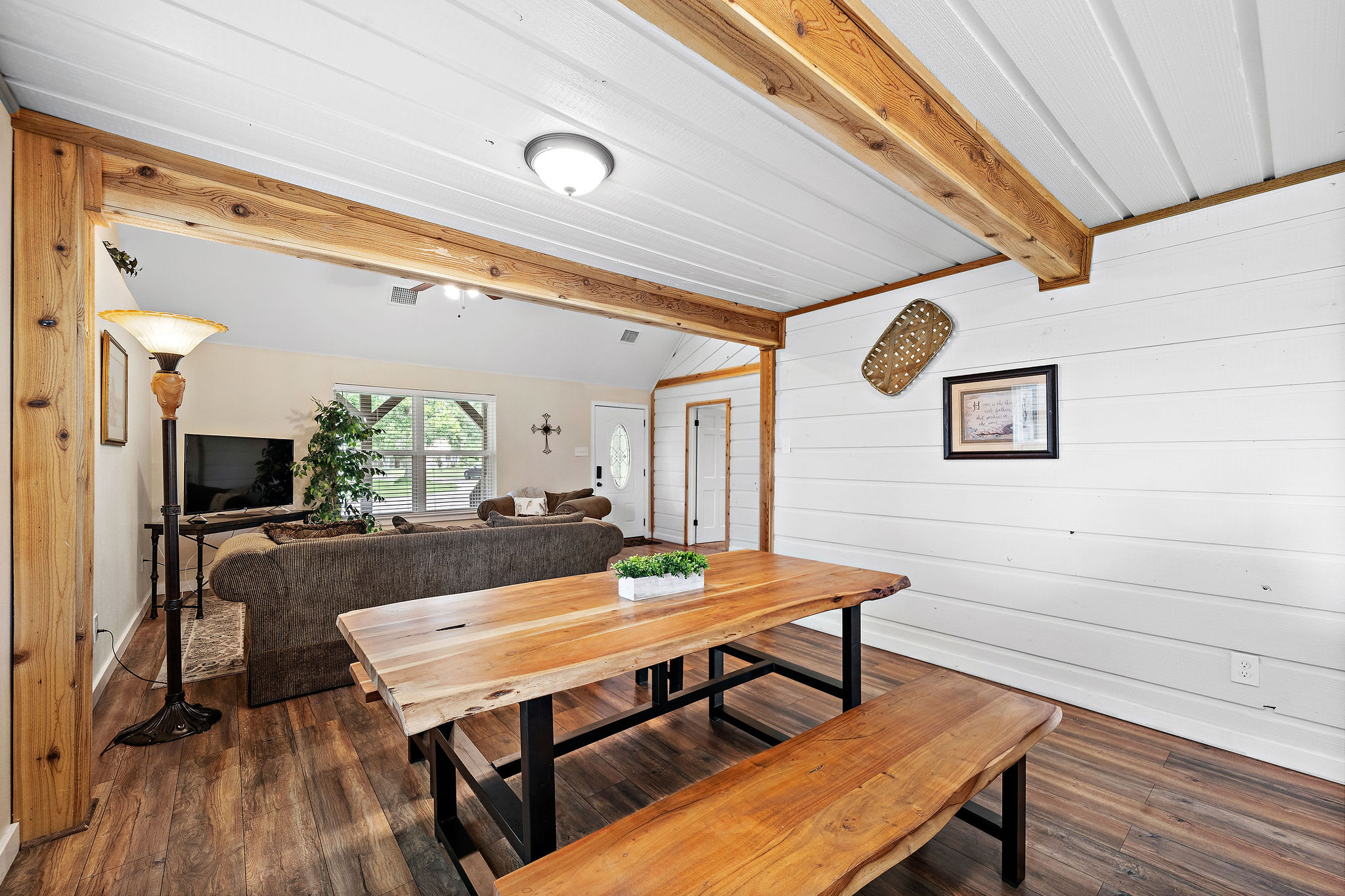 Riverfront Retreat w/ Decks & Views - Foto 4