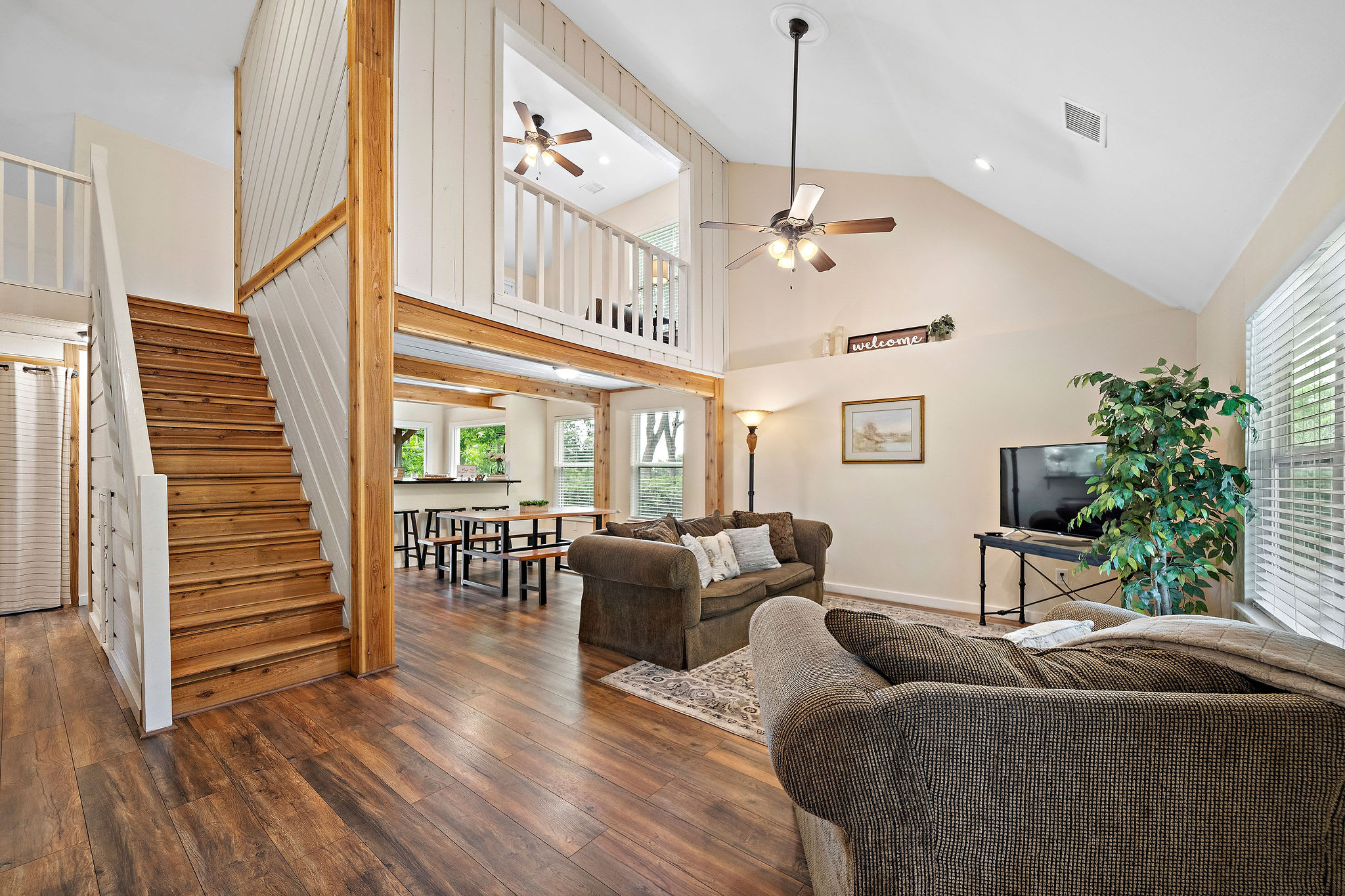 Riverfront Retreat w/ Decks & Views - Foto 9
