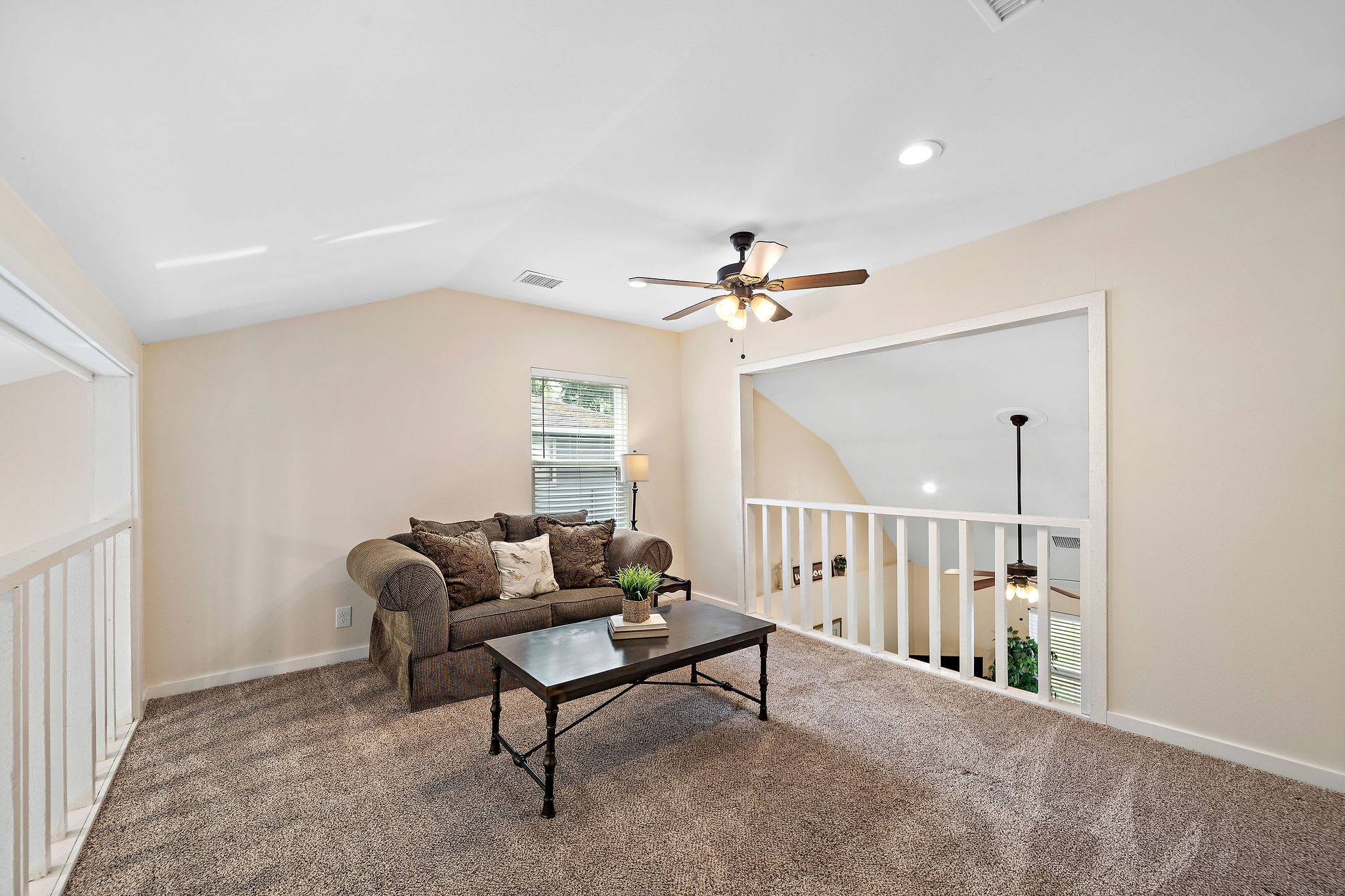 Riverfront Retreat w/ Decks & Views - Foto 12