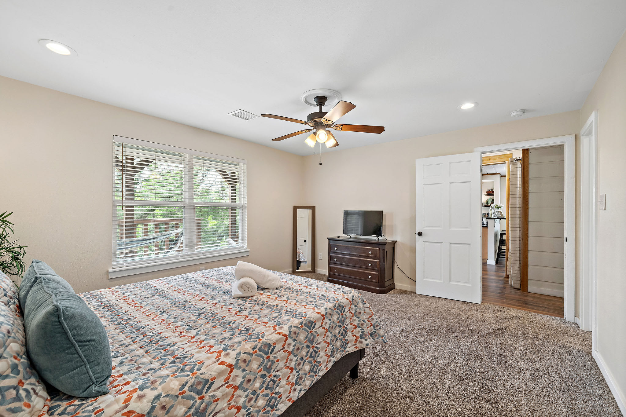 Riverfront Retreat w/ Decks & Views - Foto 20
