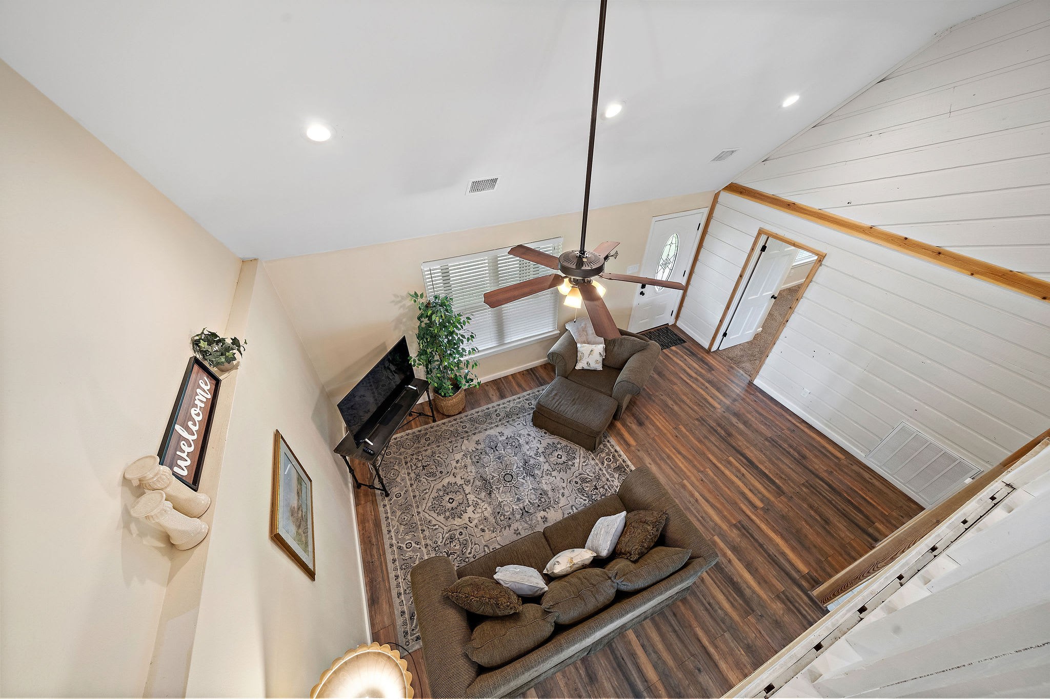 Riverfront Retreat w/ Decks & Views - Foto 11