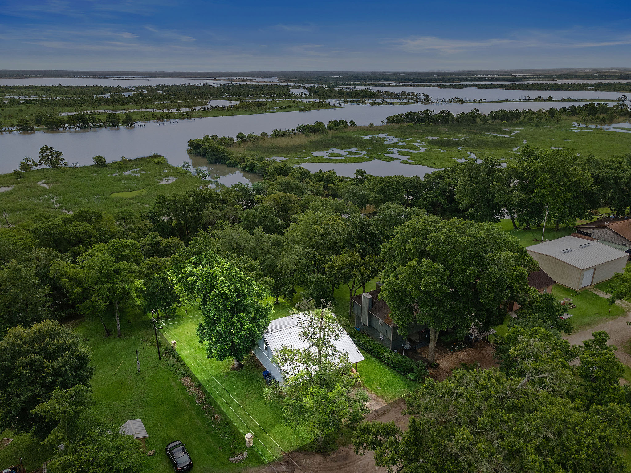Riverfront Retreat w/ Decks & Views - Foto 27