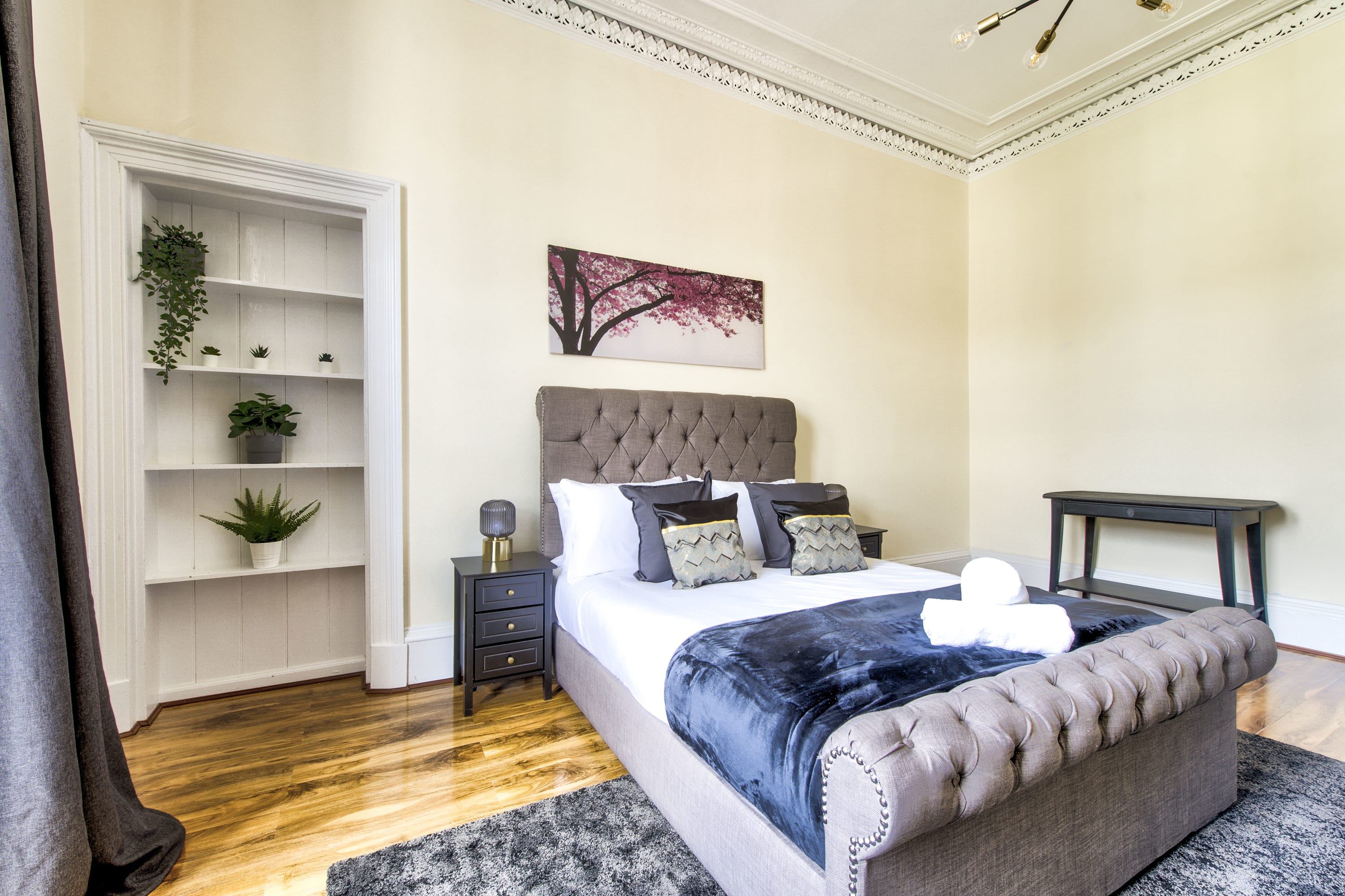 Stunning 5 bedroom apt, close to city centre, SEC, Hydro and motorway