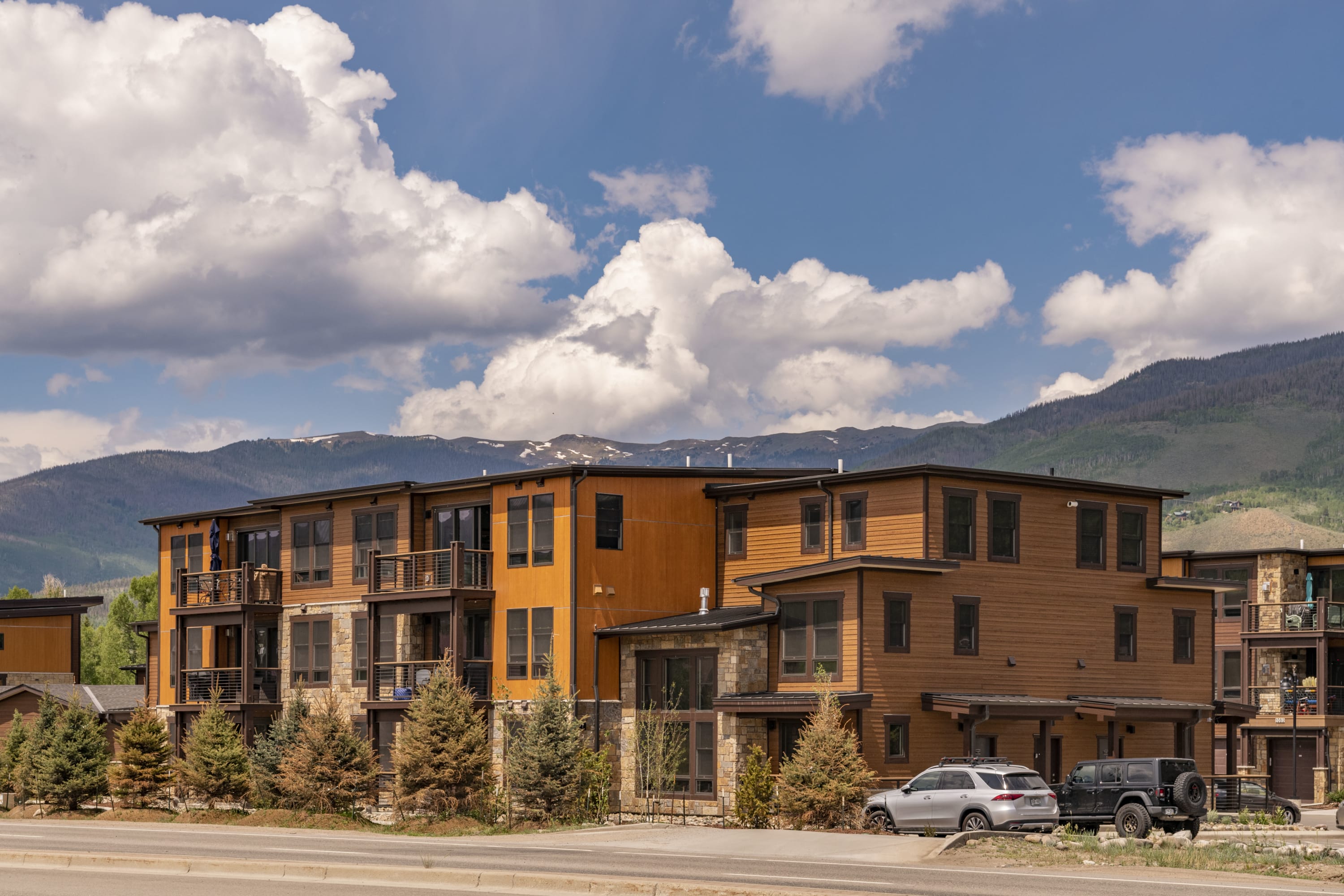 Ski Vacation Townhouse w Fireplace Mtn Views