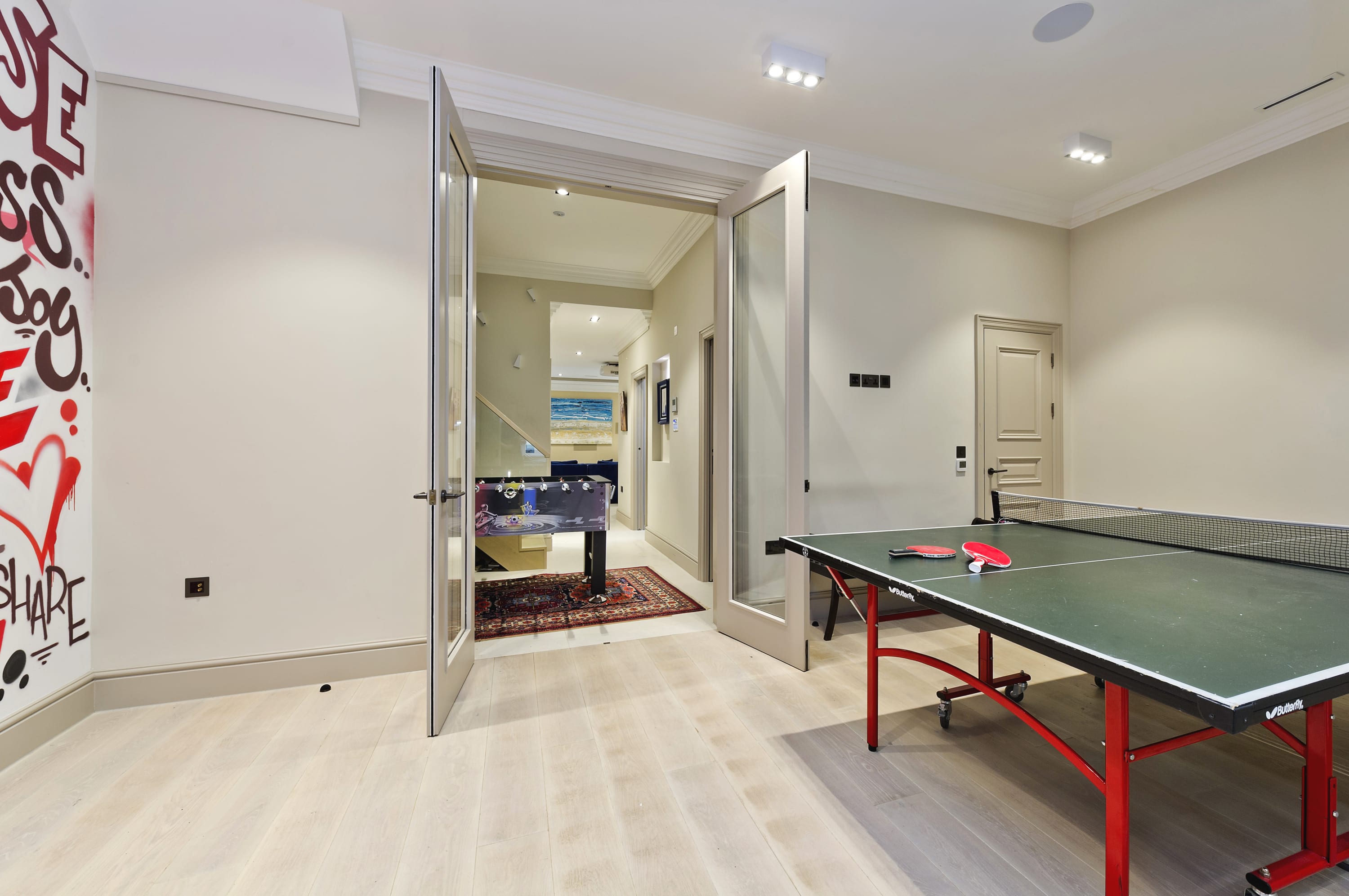 7bed Notting Hill with garden, games room & parking in Westbourne Park Road 60 W2 5PJ - Property image 35 - VivreStays