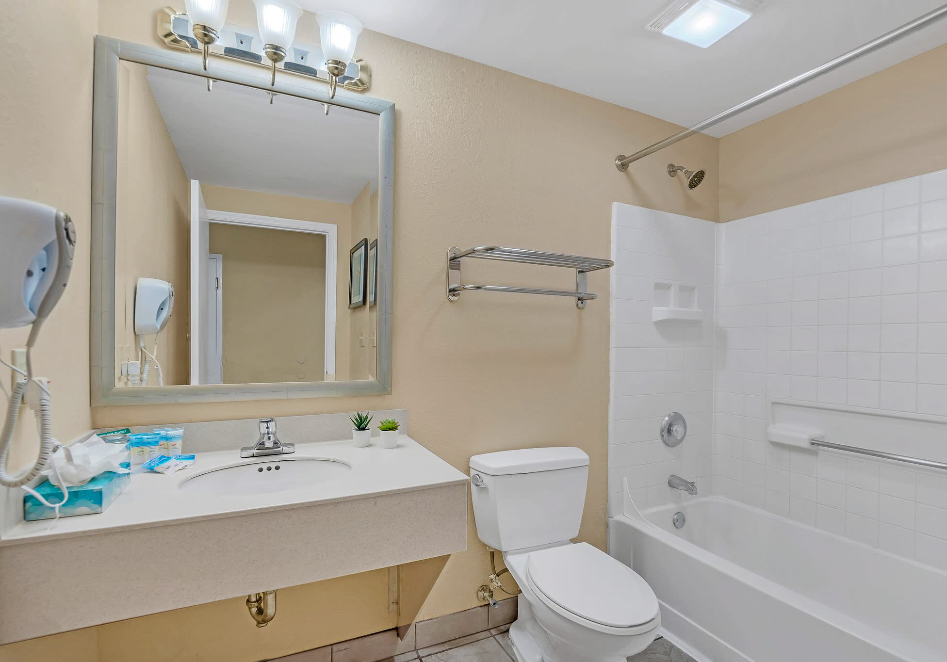 1BR 2 Queen Suite with Pool Hot Tub Arcade near Universal Disney | Photo 3