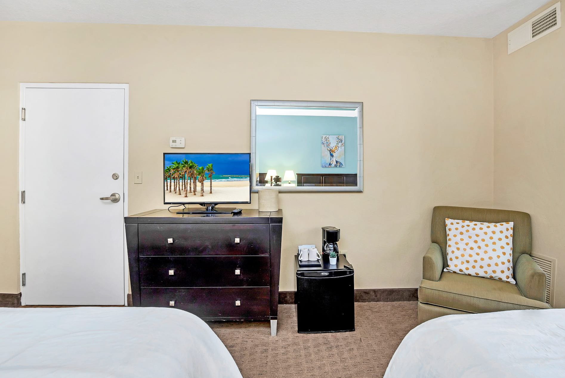 1BR 2 Queen Suite with Pool Hot Tub Arcade near Universal Disney | Photo 7