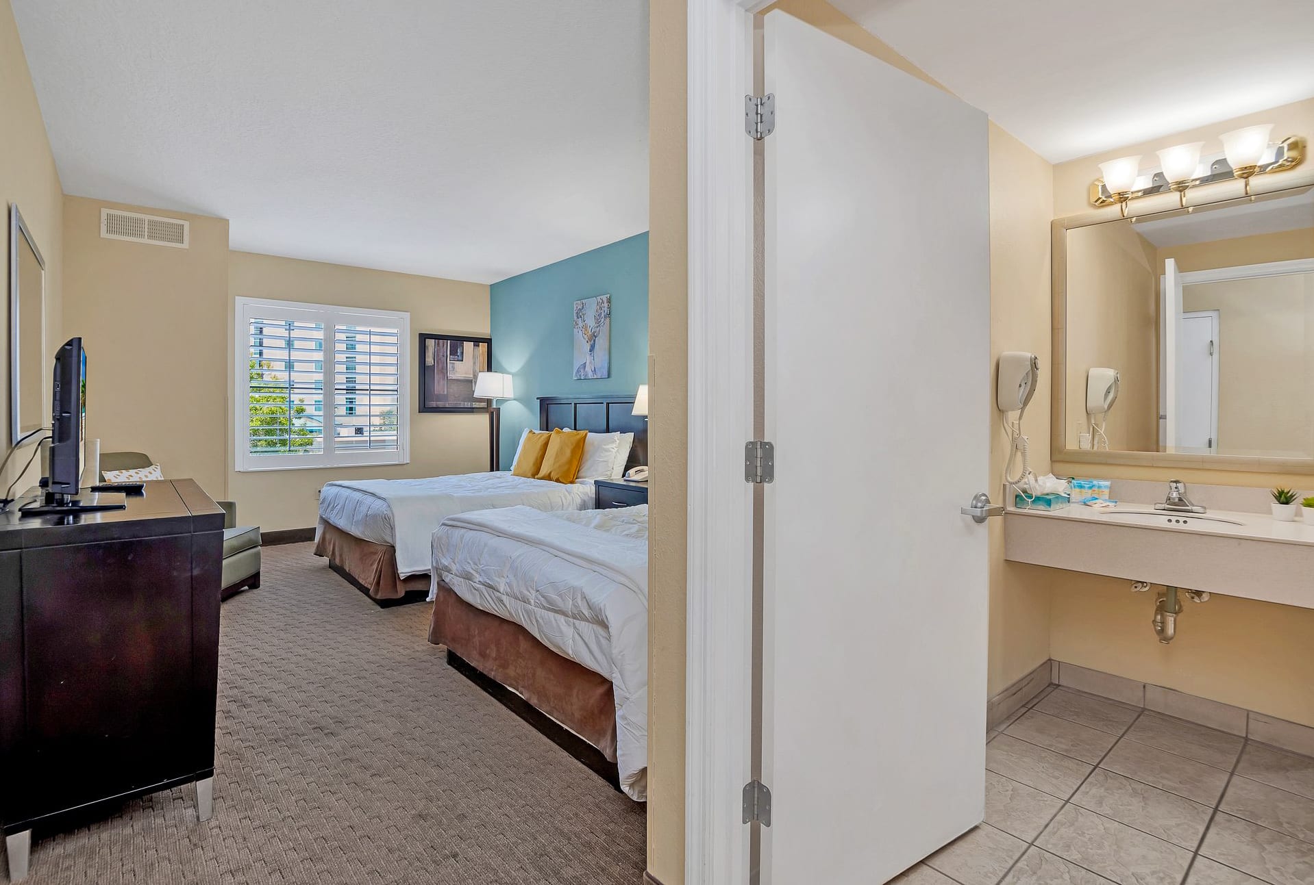 1BR 2 Queen Suite with Pool Hot Tub Arcade near Universal Disney | Photo 8
