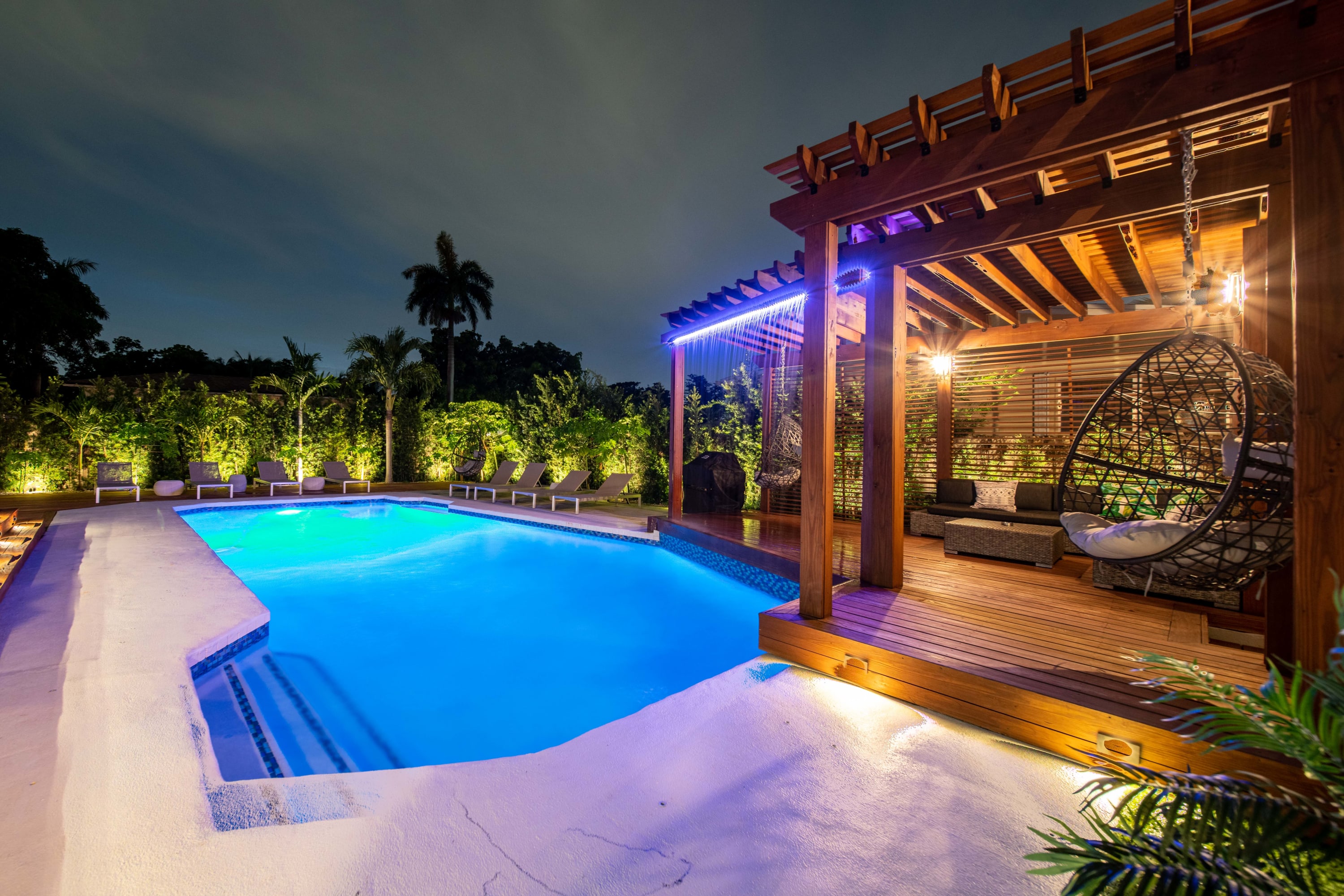 Luxury Villa Catalina 🌴Salt Water Pool 🔥 Kids Playground - Photo 2