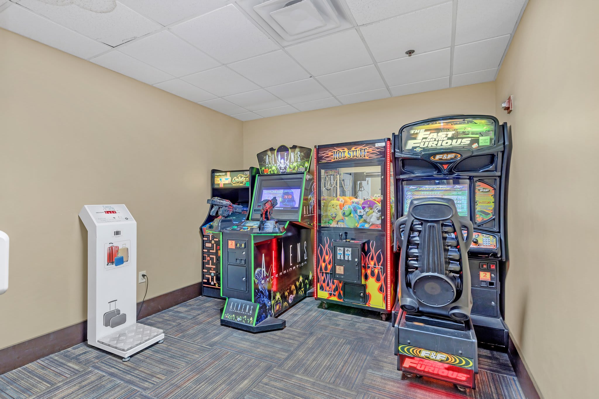 1BR 2 Queen Suite with Pool Hot Tub Arcade near Universal Disney | Photo 18