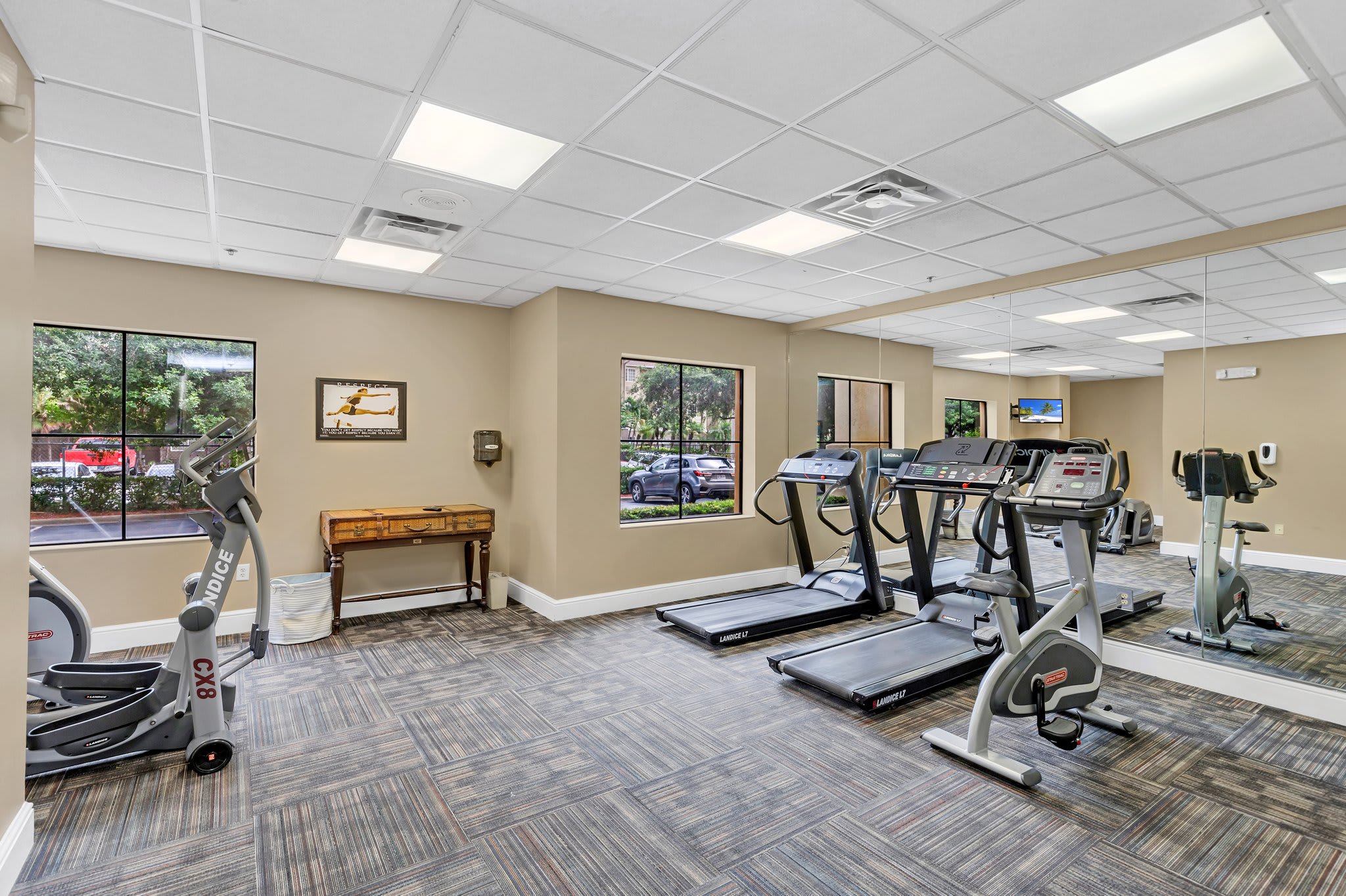 1BR 2 Queen Suite with Pool Hot Tub Arcade near Universal Disney | Photo 17