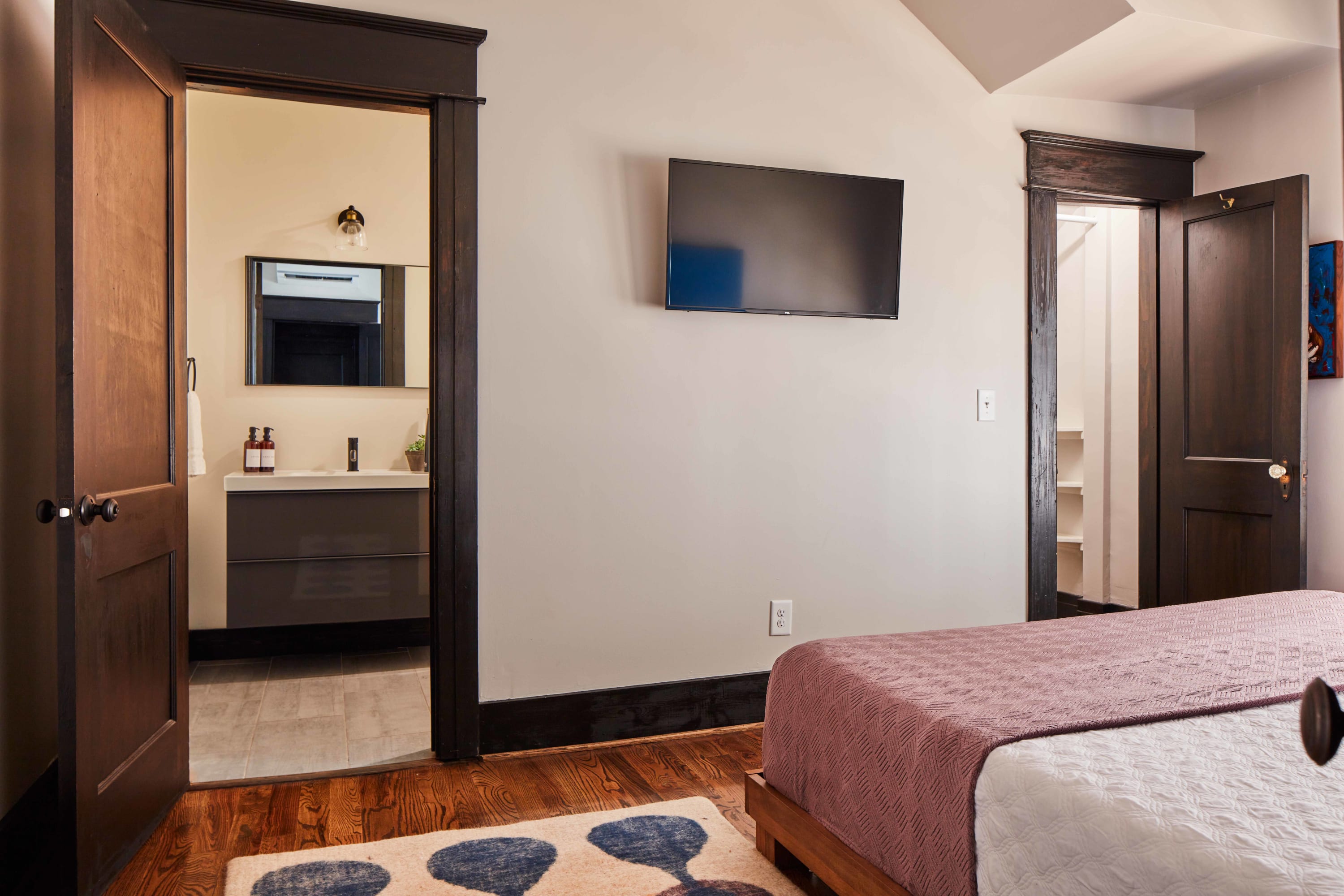 Apt1Charles - Accessible Access, Parking  - Picture 10