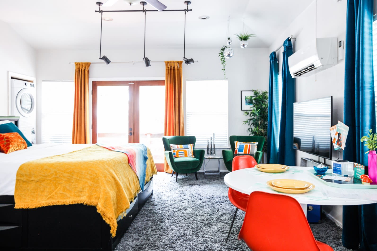 Bright, Retro Charm | South Congress Studio