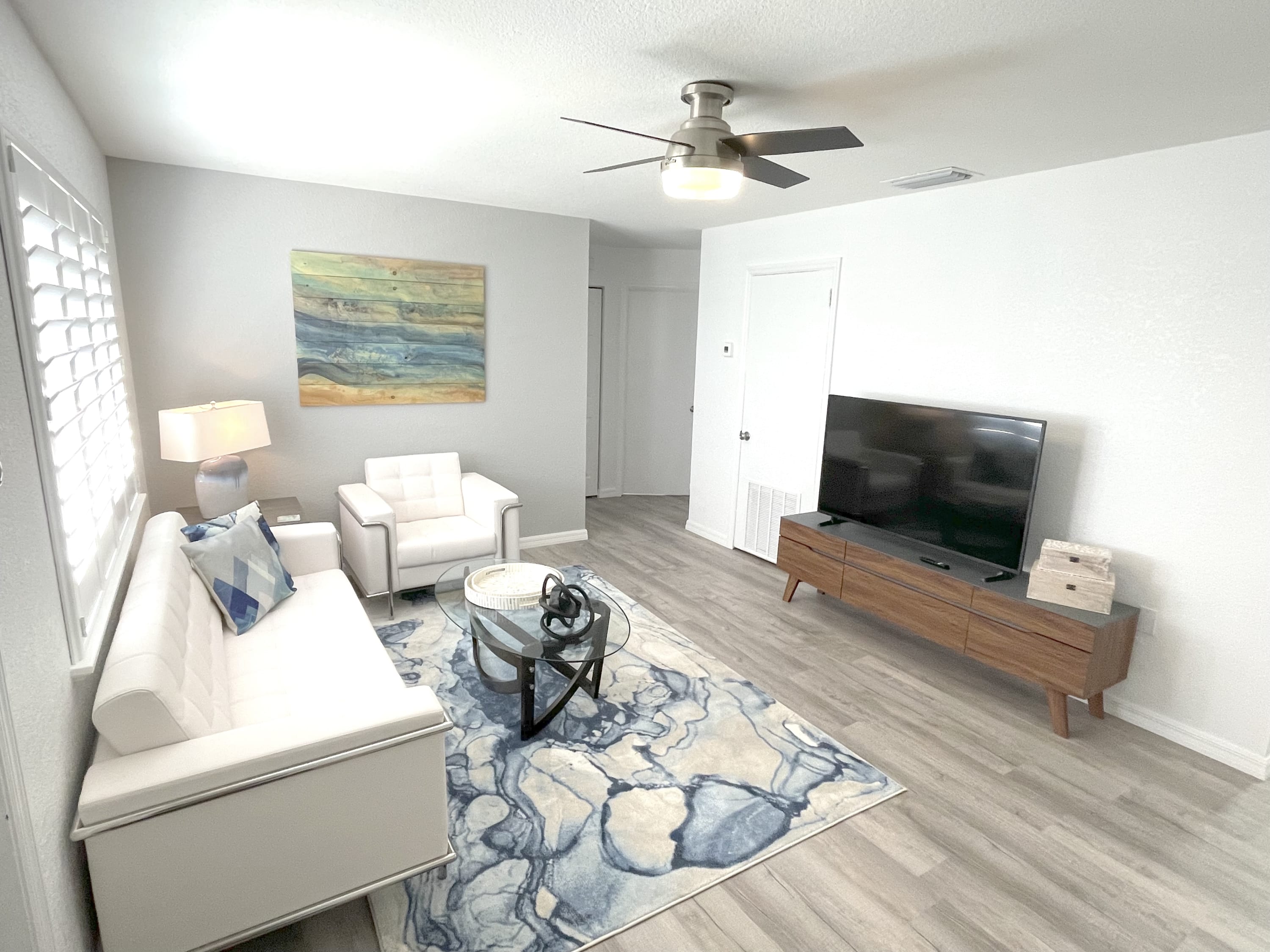 Newly Renovated - Modern Apartment 4 of 4