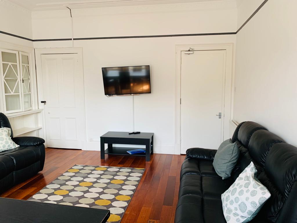 Duplex 4 Bed Apartment, Very Spacious, Paisley - Near GLA Airport