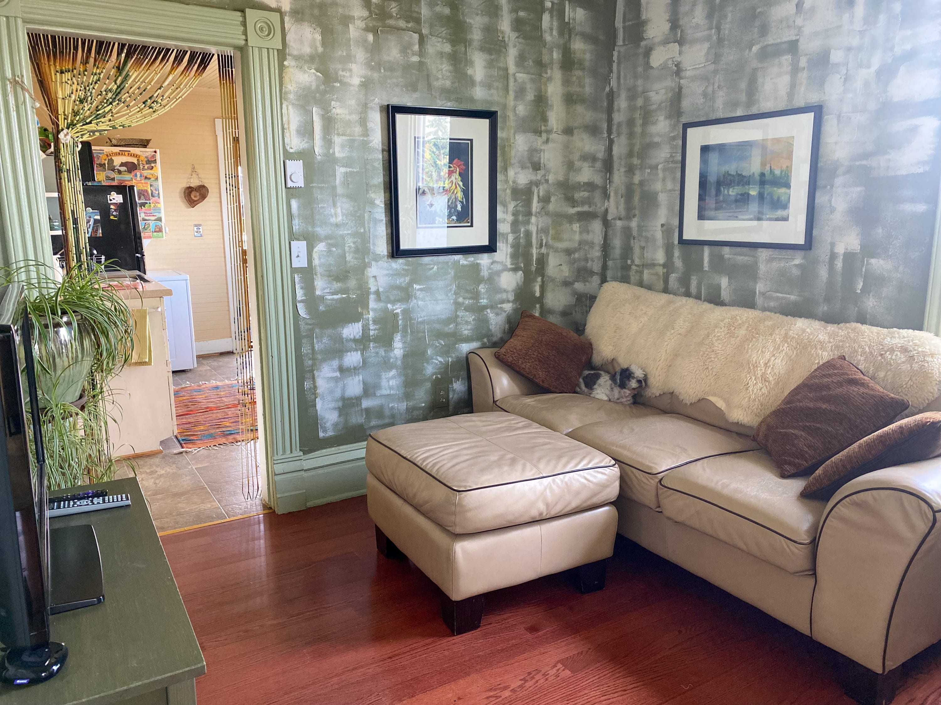 Upstairs at TheVictorian - Lush, Walkable, and Dog-Friendly Retreat...