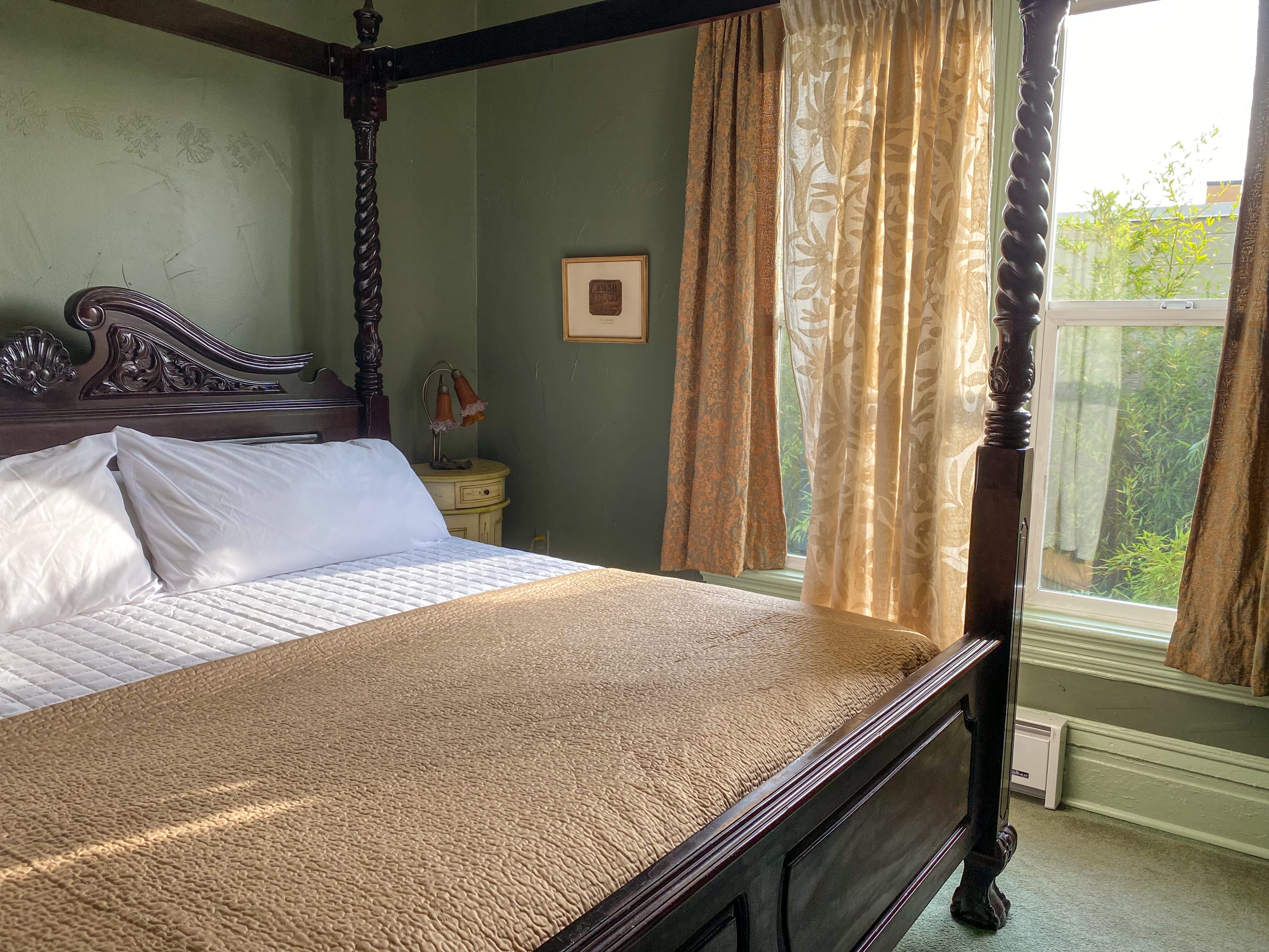 Upstairs at TheVictorian - Lush, Walkable, and Dog-Friendly Retreat...