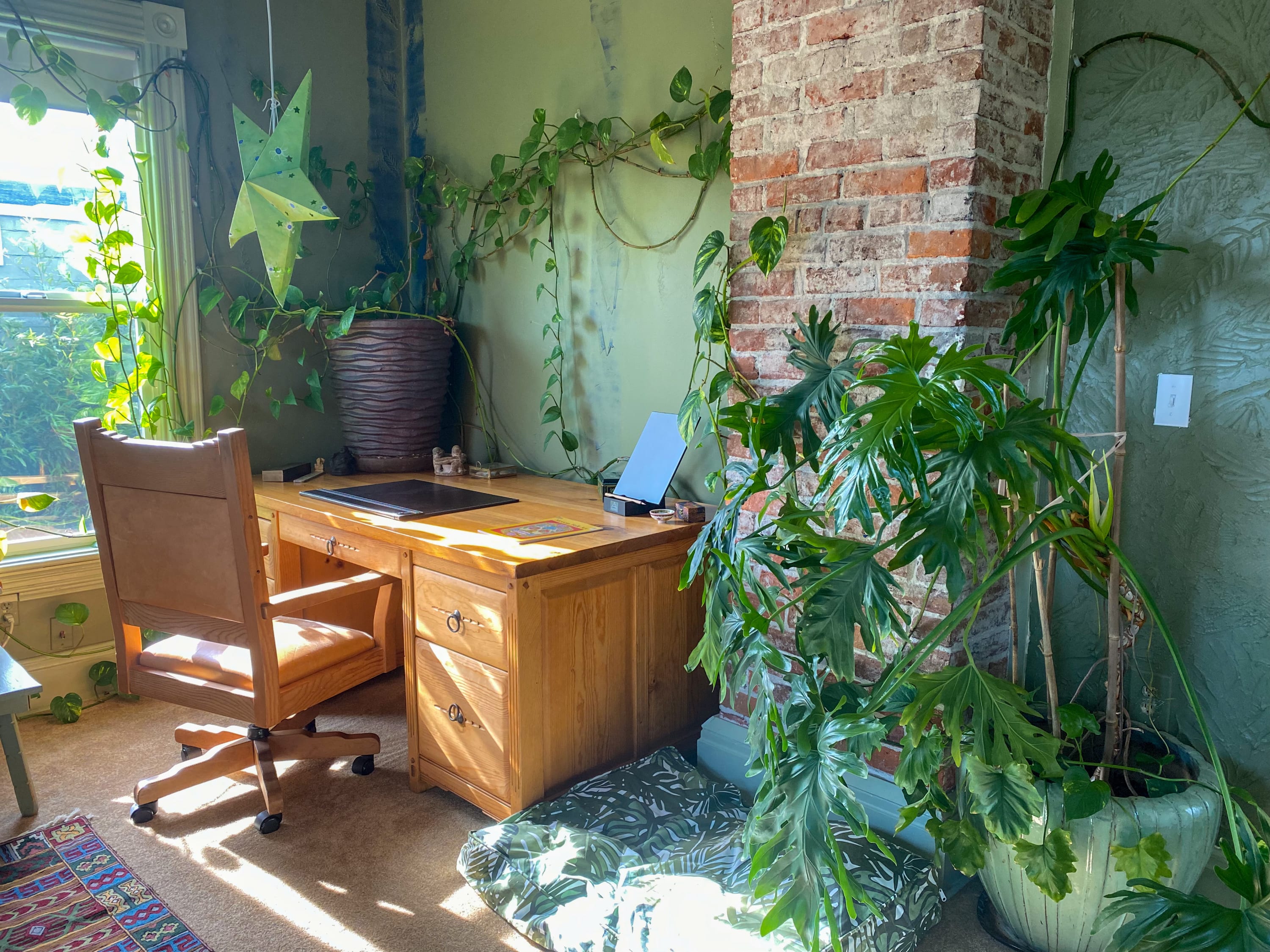 Upstairs at TheVictorian - Lush, Walkable, and Dog-Friendly Retreat...