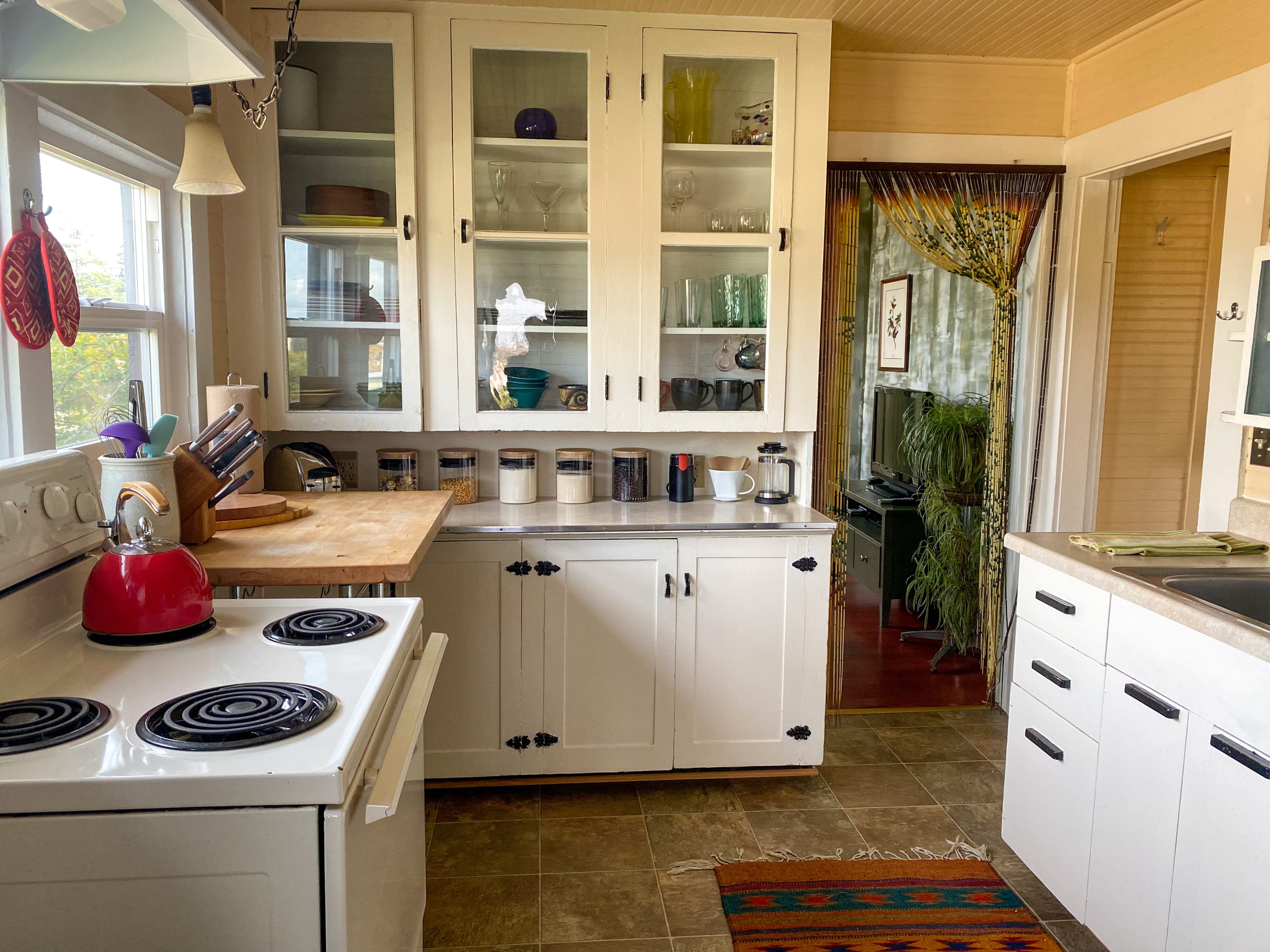 Upstairs at TheVictorian - Lush, Walkable, and Dog-Friendly Retreat...
