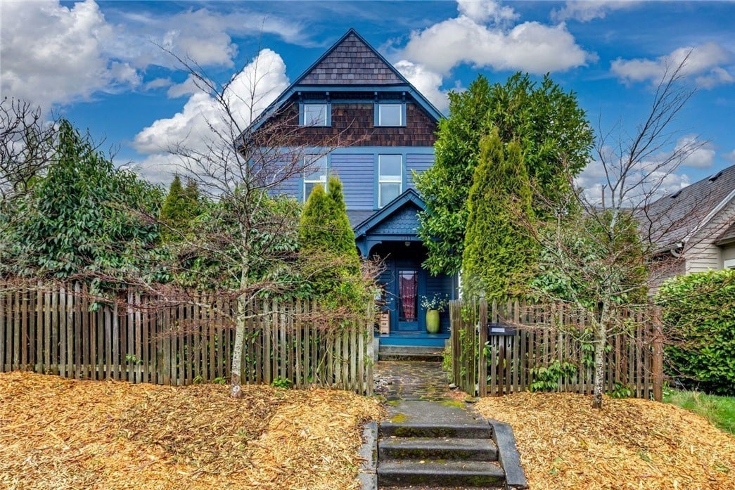 Upstairs at TheVictorian - Lush, Walkable, and Dog-Friendly Retreat...