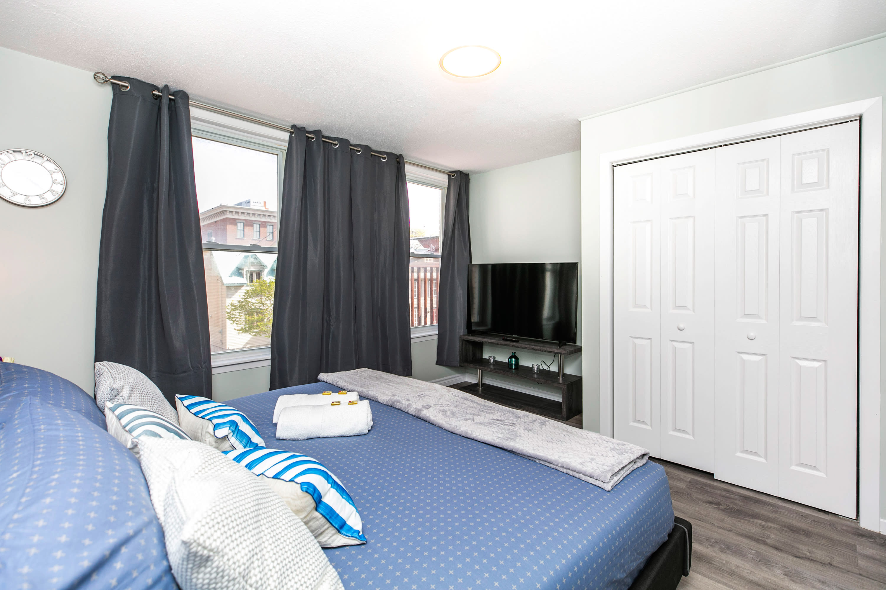 Modern Spacious 1BR King Apt Byward Market | Photo 10