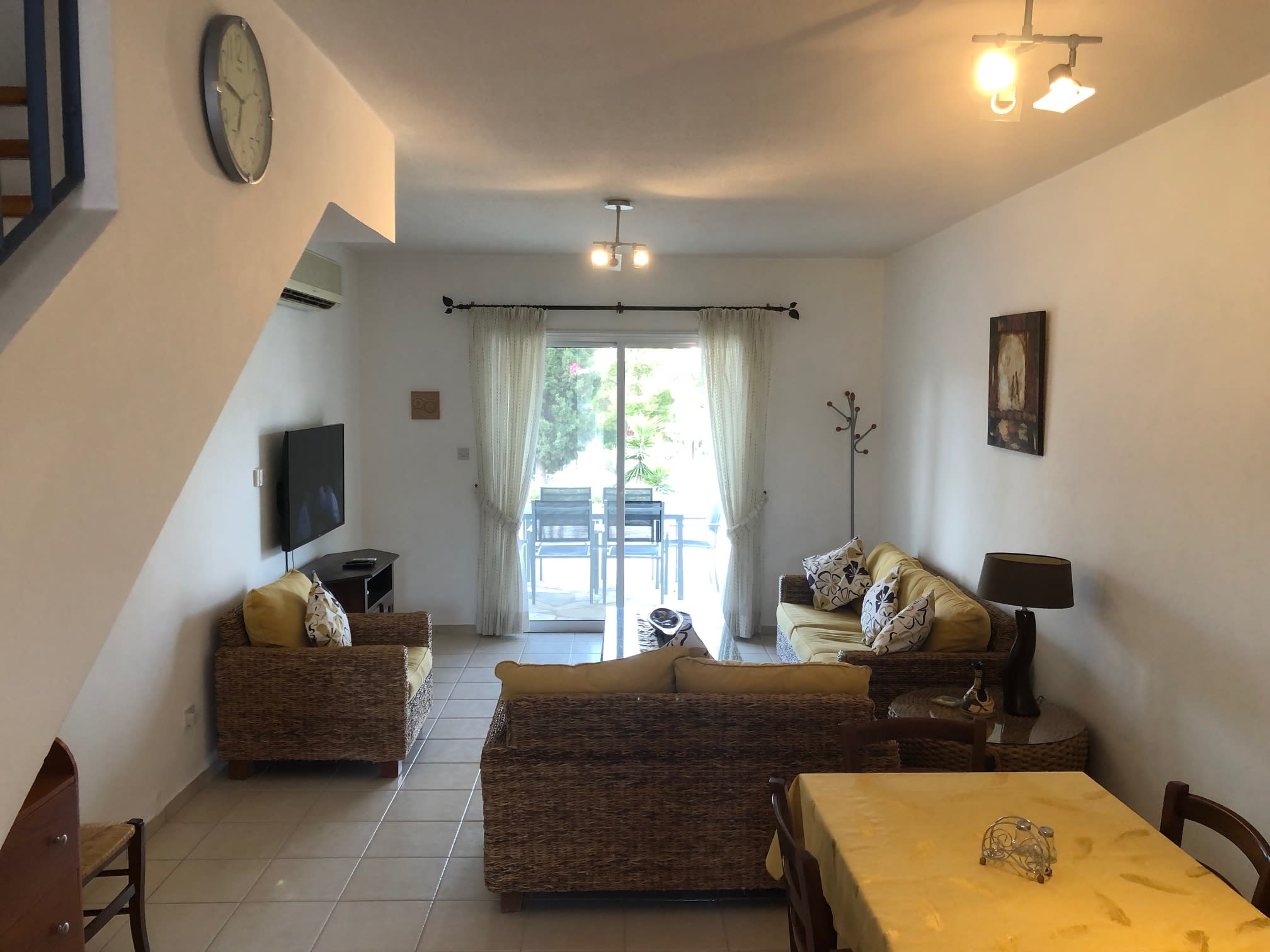 Regina Gardens - Spacious 3 bed, 2 bath maisonette
