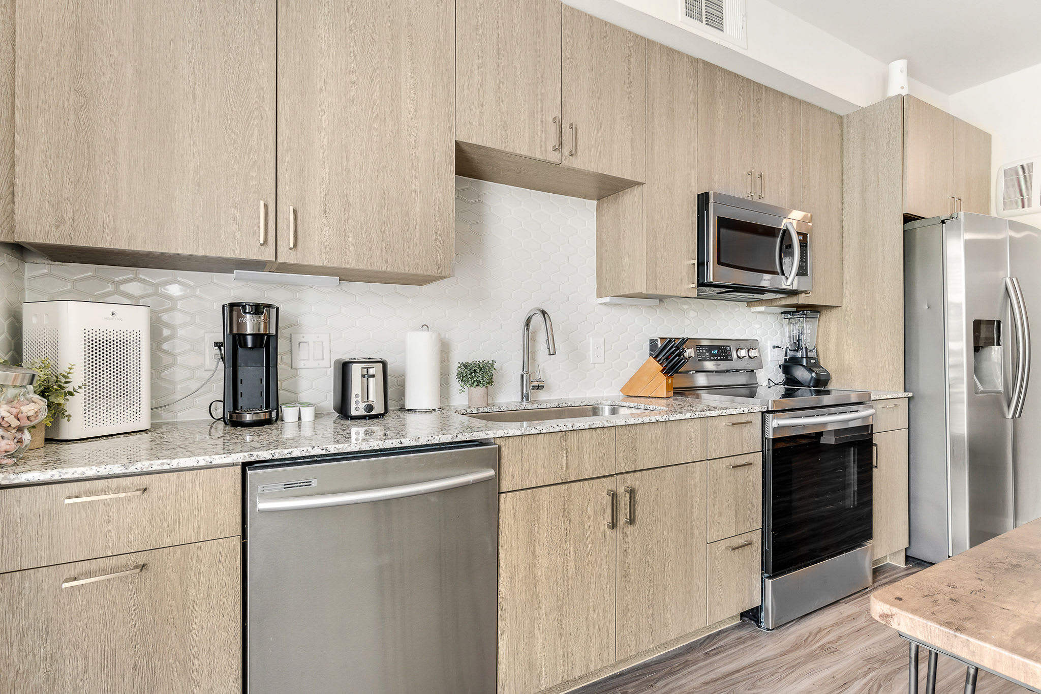 Downtown Modern Bungalow - Picture 15