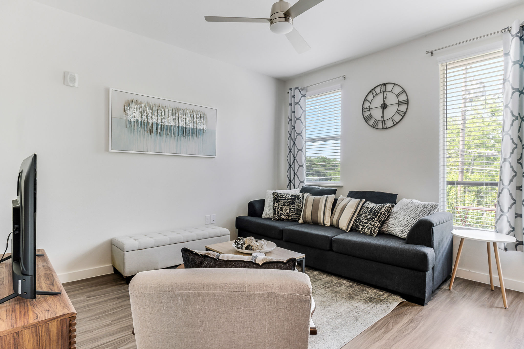 Downtown Modern Bungalow - Picture 9