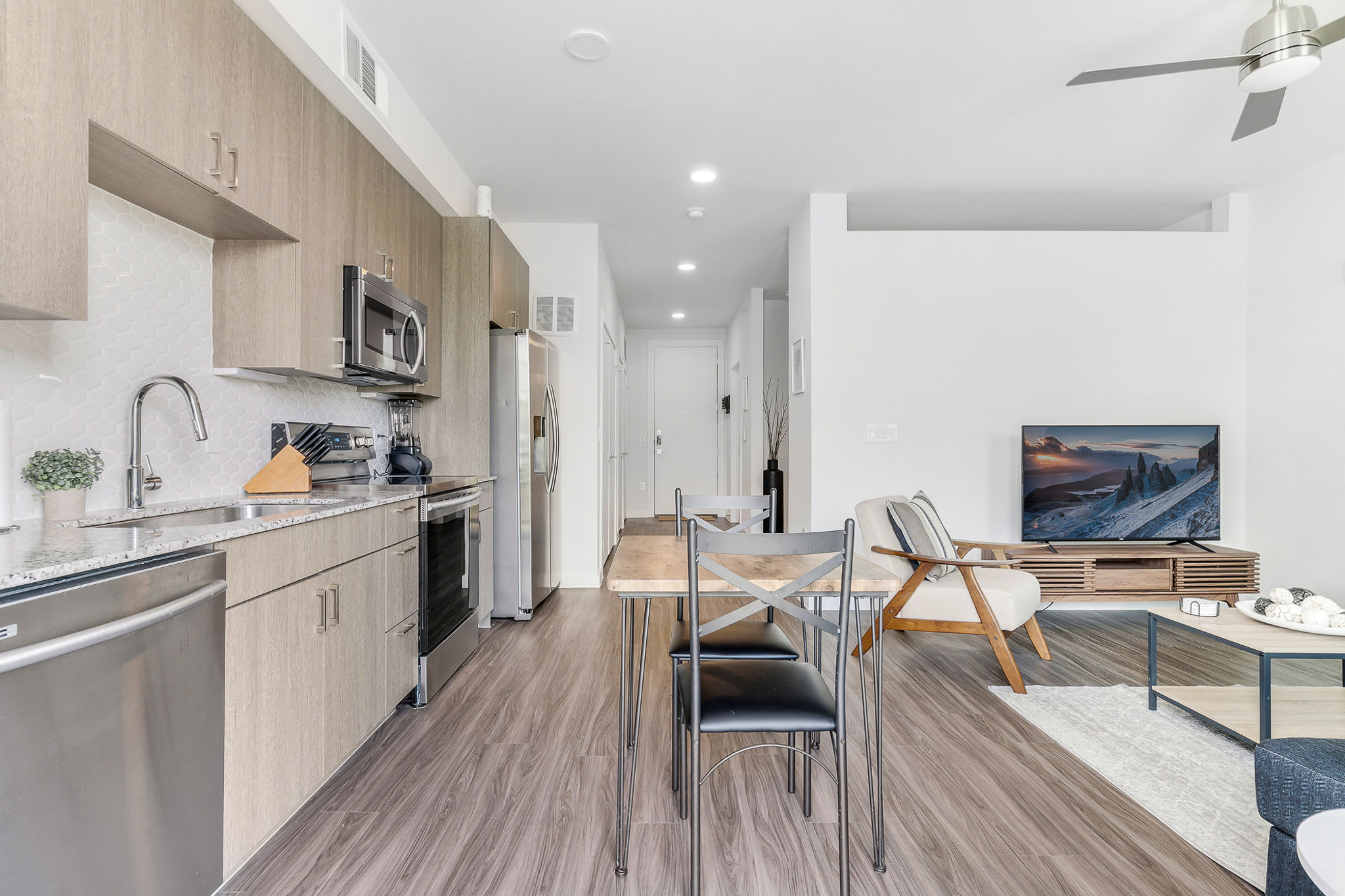 Downtown Modern Bungalow - Picture 19