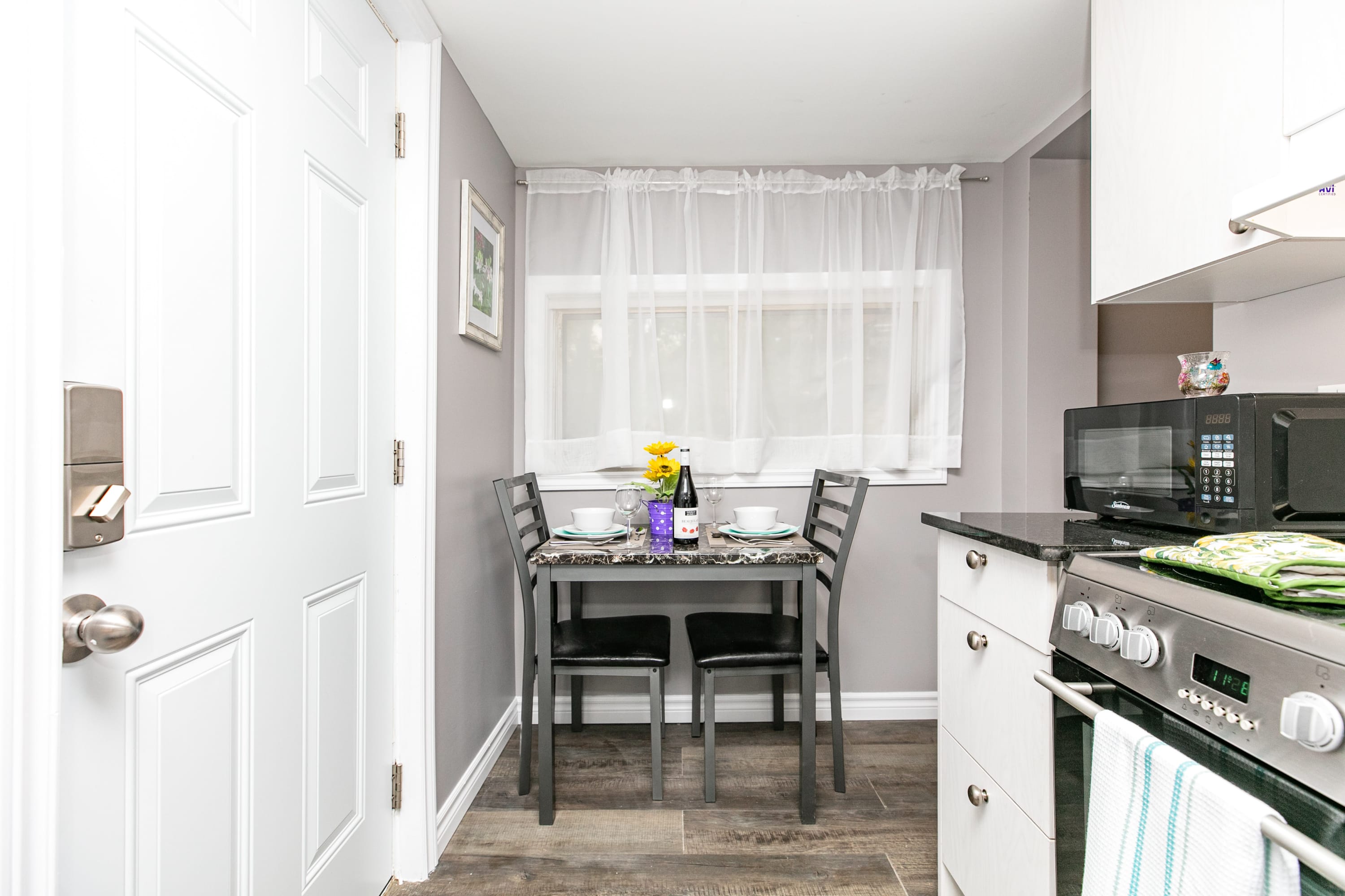 Newly Renovated Modern 1BR with King Bed near Byward Market | Photo 6