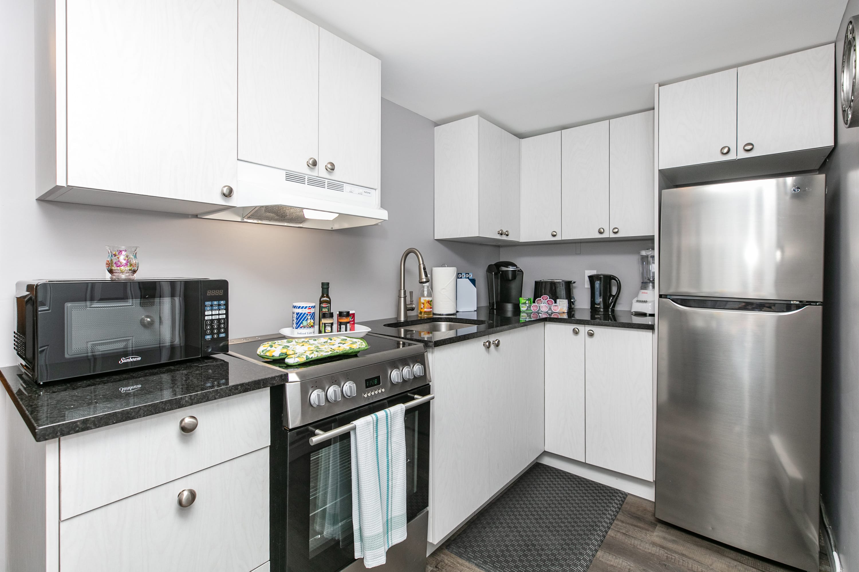 Newly Renovated Modern 1BR with King Bed near Byward Market | Photo 3