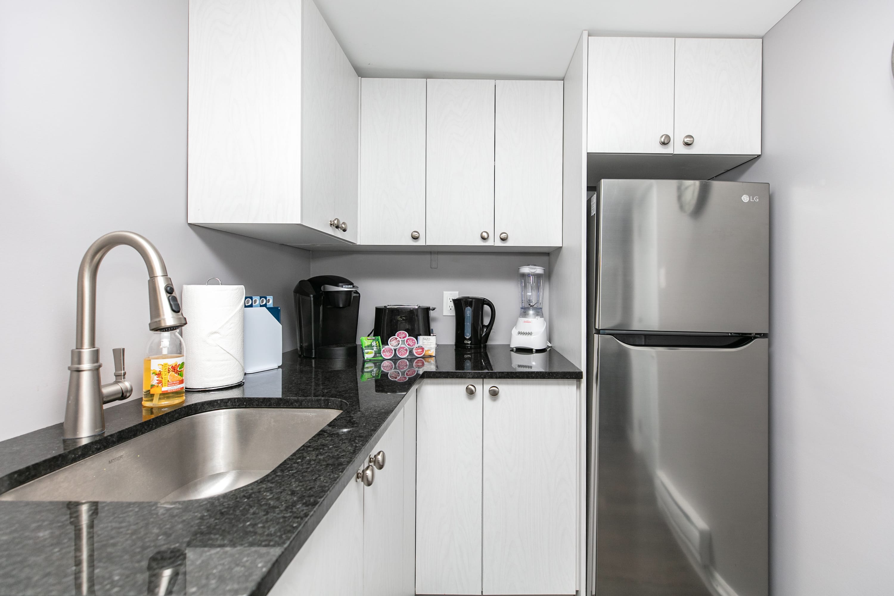 Newly Renovated Modern 1BR with King Bed near Byward Market | Photo 7