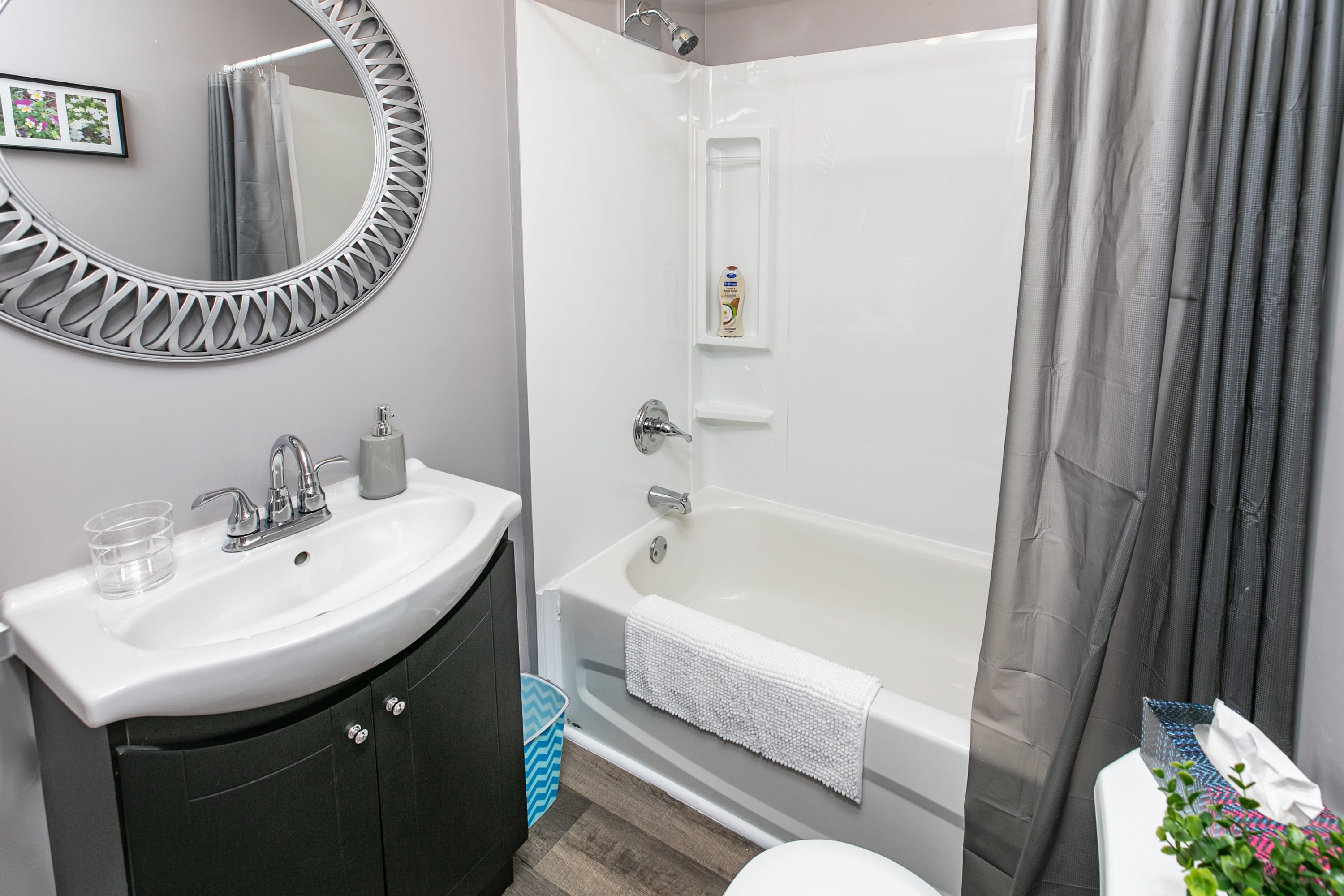 Newly Renovated Modern 1BR with King Bed near Byward Market | Photo 4