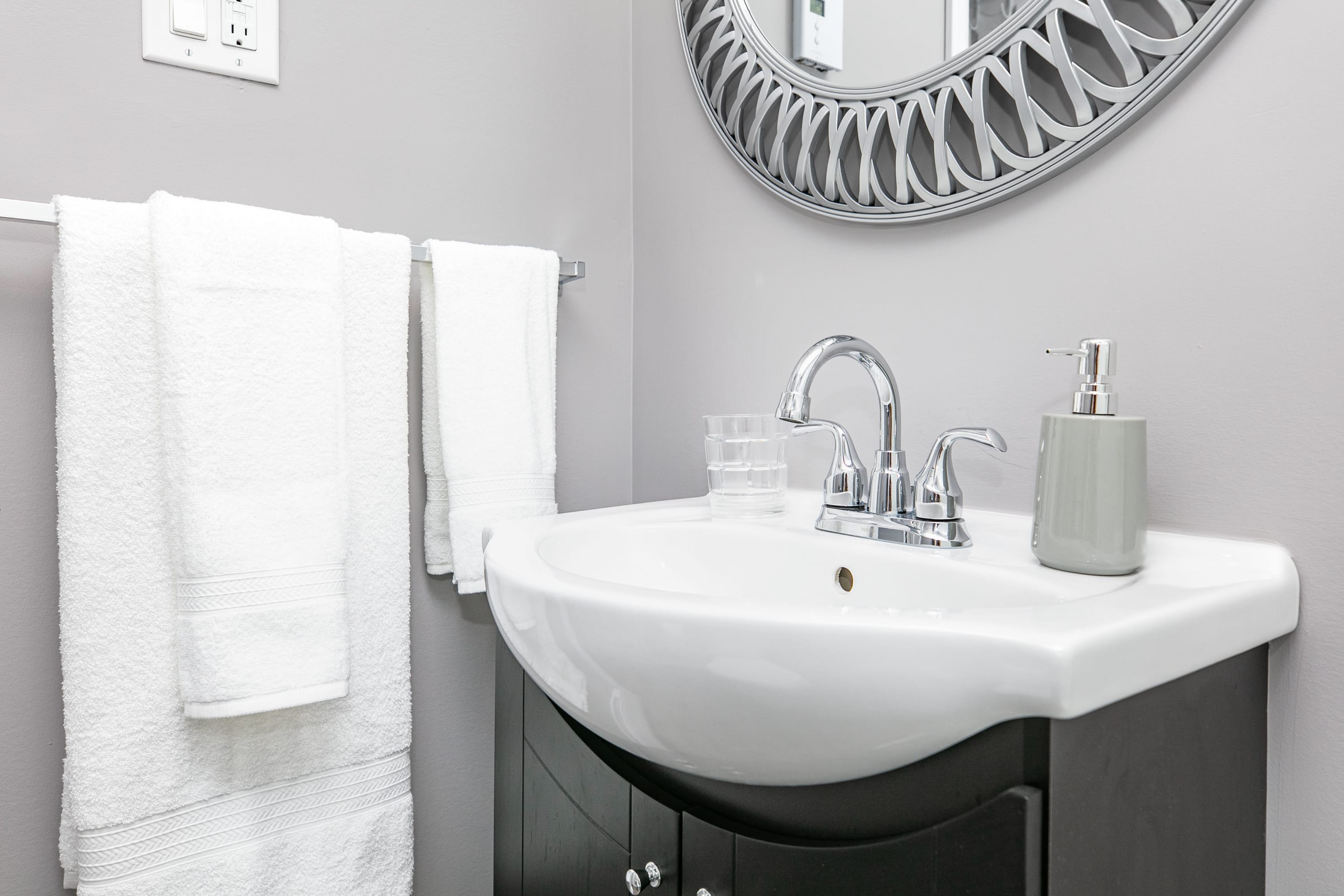 Newly Renovated Modern 1BR with King Bed near Byward Market | Photo 10