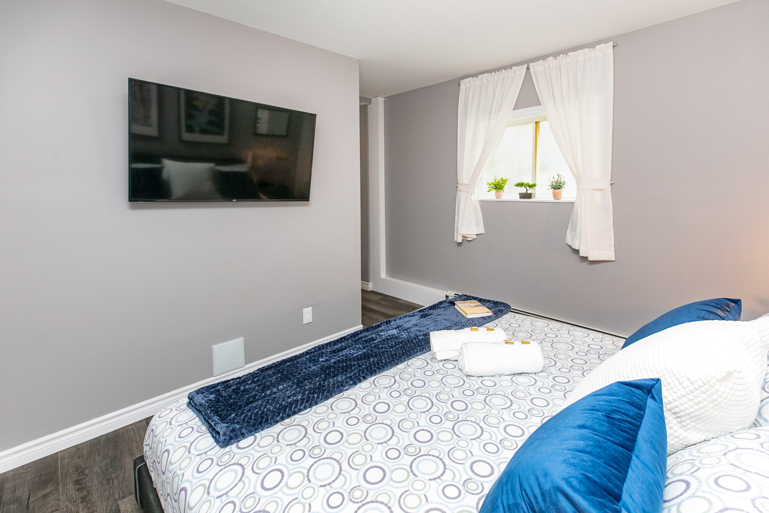 Newly Renovated Modern 1BR with King Bed near Byward Market | Photo 9