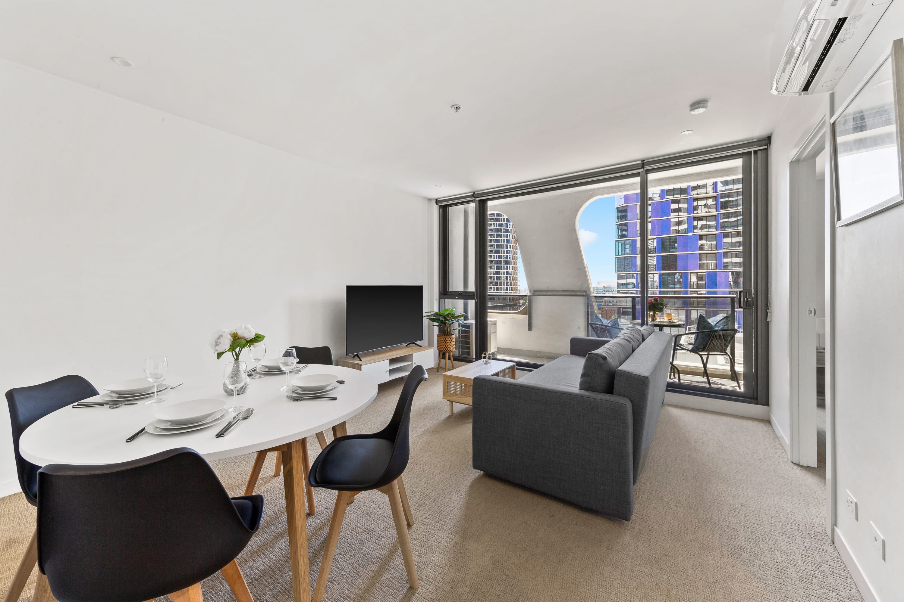 Cozy 2BR Apt Next to Victoria Market with City Views — Melbourne, Victoria — vacation rental