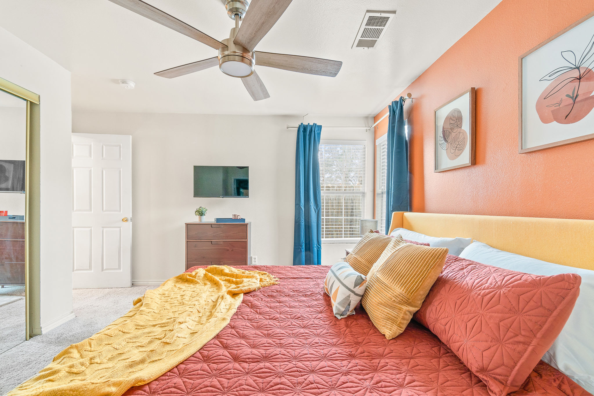 Dallas Retro House | KING Bed & Backyard - Picture 20