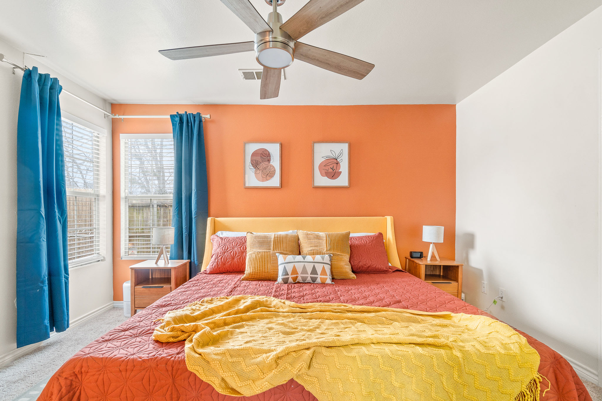 Dallas Retro House | KING Bed & Backyard - Picture 19