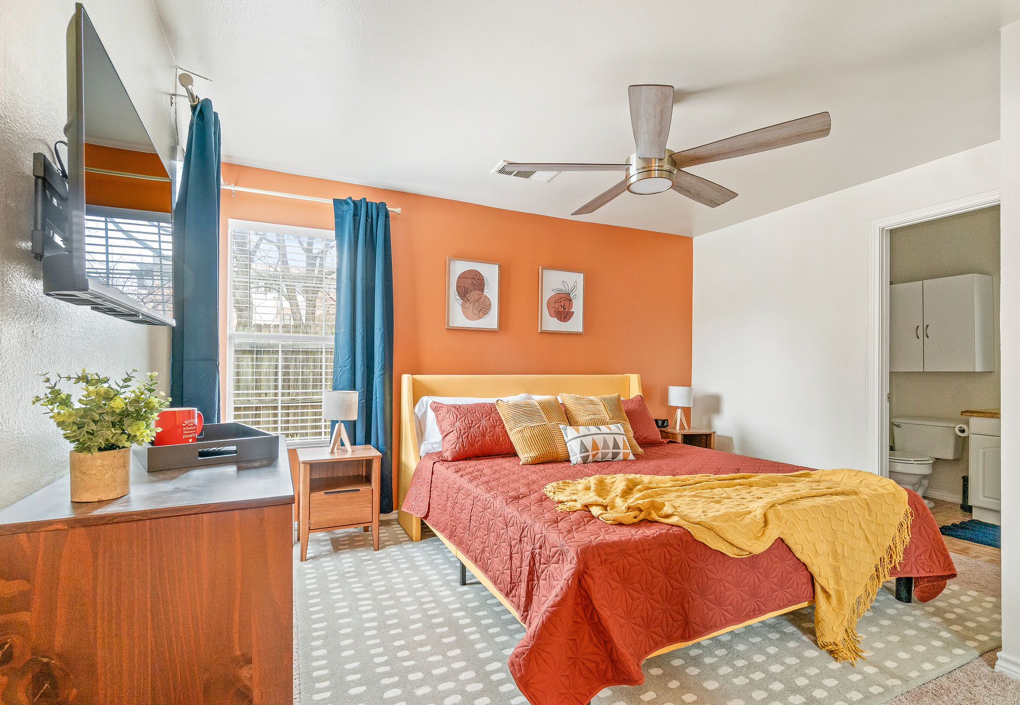 Dallas Retro House | KING Bed & Backyard - Picture 3