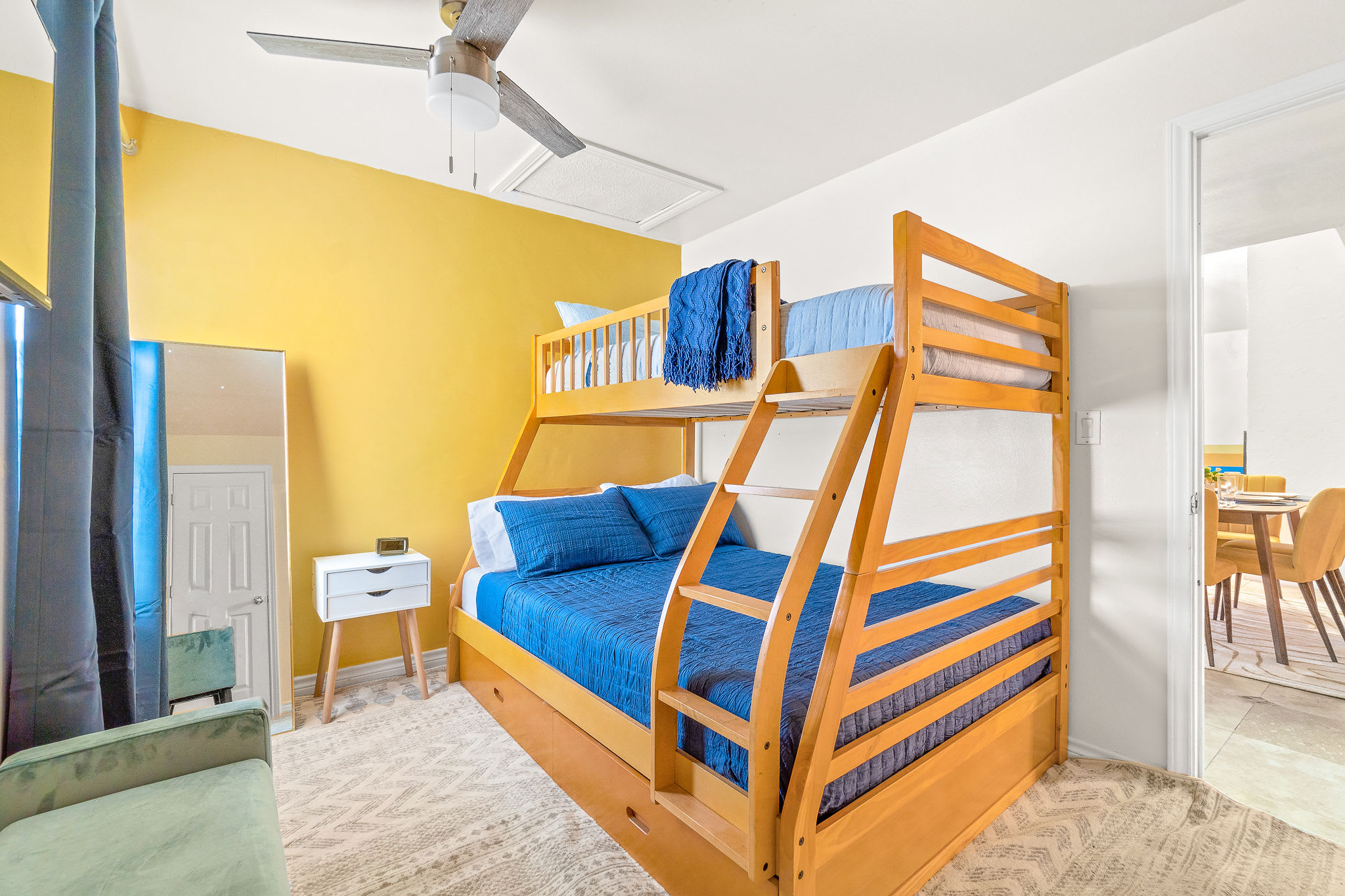 Dallas Retro House | KING Bed & Backyard - Picture 30