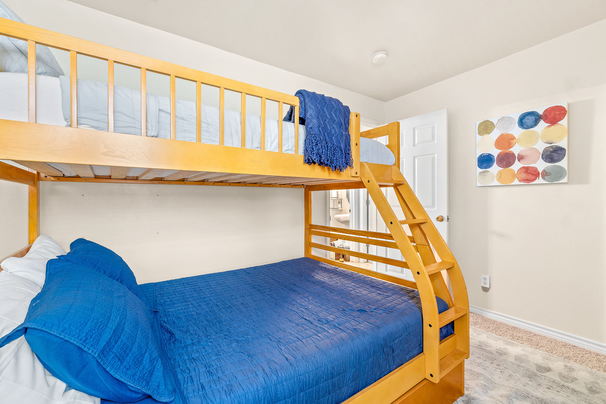 Dallas Retro House | KING Bed & Backyard - Picture 31