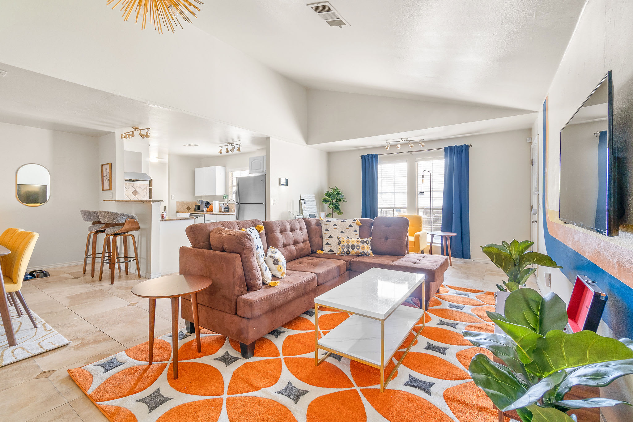 Dallas Retro House | KING Bed & Backyard - Picture 7