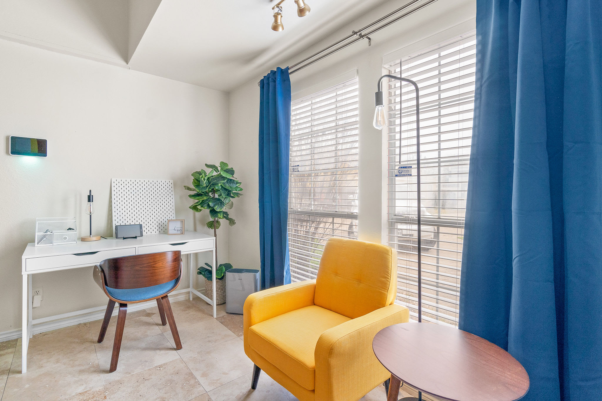 Dallas Retro House | KING Bed & Backyard - Picture 4