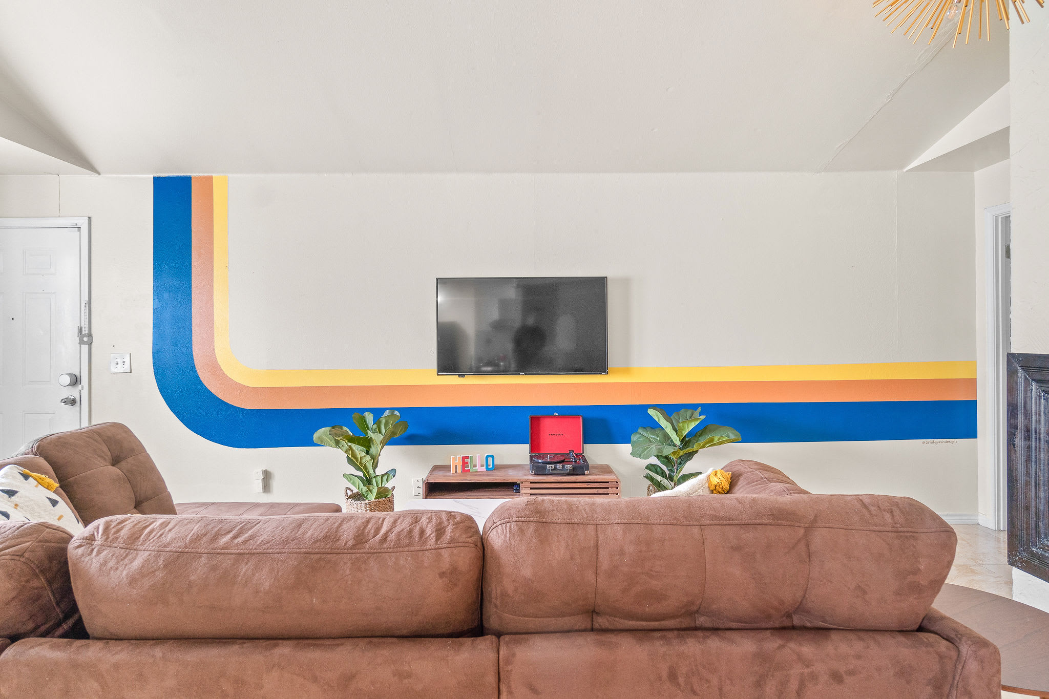 Dallas Retro House | KING Bed & Backyard - Picture 6